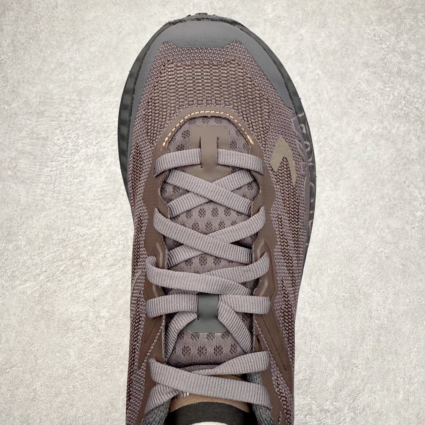 图片[4]-_J.LA.L_ x HOKA ONE ONE Mafate X 百搭经典跑步鞋联名款 男女同款 HOKA ONE ONE是来自美国的跑步鞋知名品牌，创立于2009年，始终致力于为所有跑者提供更新、更好的跑步装备。相比常规跑鞋，HOKA ONE ONE特别研发使用性能独特的几何形跑鞋中底，此种鞋底更厚、更高、回弹性也更好，除了卓越的缓冲性能，它还能內各种阶段的跑者带来更具动感、更加稳定的跑步体验。HOKAONE ONE从设计之初就清楚意识到，要保证跑者步幅的均匀一致，双脚自然而然的运动至关重要。尺码：36 36.5 37.5 38 38.5 39 40 40.5 41 42 42.5 43 44 44.5 45-选品中心