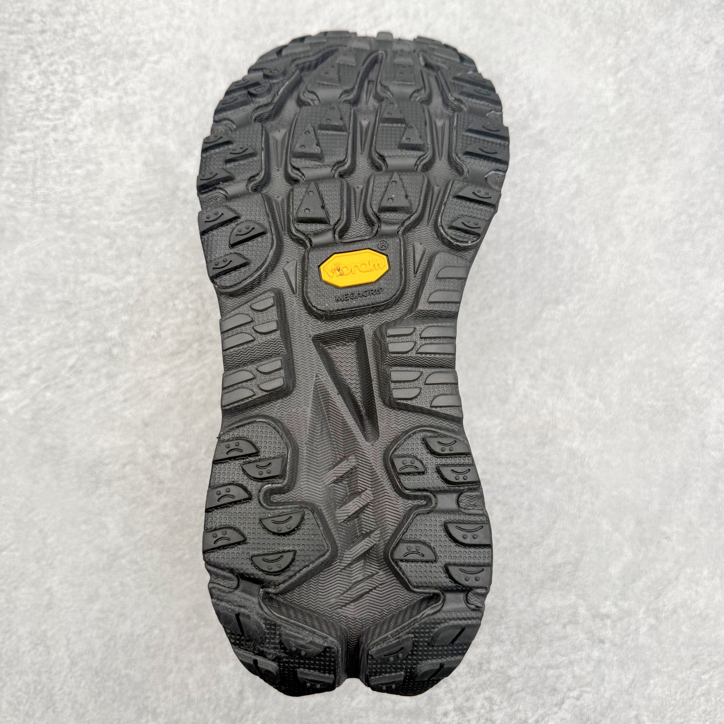 图片[9]-_J.LA.L_ x HOKA ONE ONE Mafate X 百搭经典跑步鞋联名款 男女同款 HOKA ONE ONE是来自美国的跑步鞋知名品牌，创立于2009年，始终致力于为所有跑者提供更新、更好的跑步装备。相比常规跑鞋，HOKA ONE ONE特别研发使用性能独特的几何形跑鞋中底，此种鞋底更厚、更高、回弹性也更好，除了卓越的缓冲性能，它还能內各种阶段的跑者带来更具动感、更加稳定的跑步体验。HOKAONE ONE从设计之初就清楚意识到，要保证跑者步幅的均匀一致，双脚自然而然的运动至关重要。尺码：36 36.5 37.5 38 38.5 39 40 40.5 41 42 42.5 43 44 44.5 45-选品中心