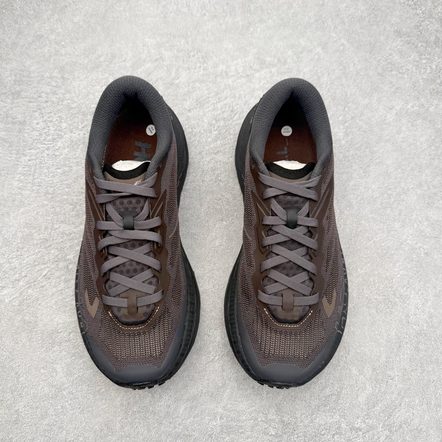 图片[2]-_J.LA.L_ x HOKA ONE ONE Mafate X 百搭经典跑步鞋联名款 男女同款 HOKA ONE ONE是来自美国的跑步鞋知名品牌，创立于2009年，始终致力于为所有跑者提供更新、更好的跑步装备。相比常规跑鞋，HOKA ONE ONE特别研发使用性能独特的几何形跑鞋中底，此种鞋底更厚、更高、回弹性也更好，除了卓越的缓冲性能，它还能內各种阶段的跑者带来更具动感、更加稳定的跑步体验。HOKAONE ONE从设计之初就清楚意识到，要保证跑者步幅的均匀一致，双脚自然而然的运动至关重要。尺码：36 36.5 37.5 38 38.5 39 40 40.5 41 42 42.5 43 44 44.5 45-选品中心