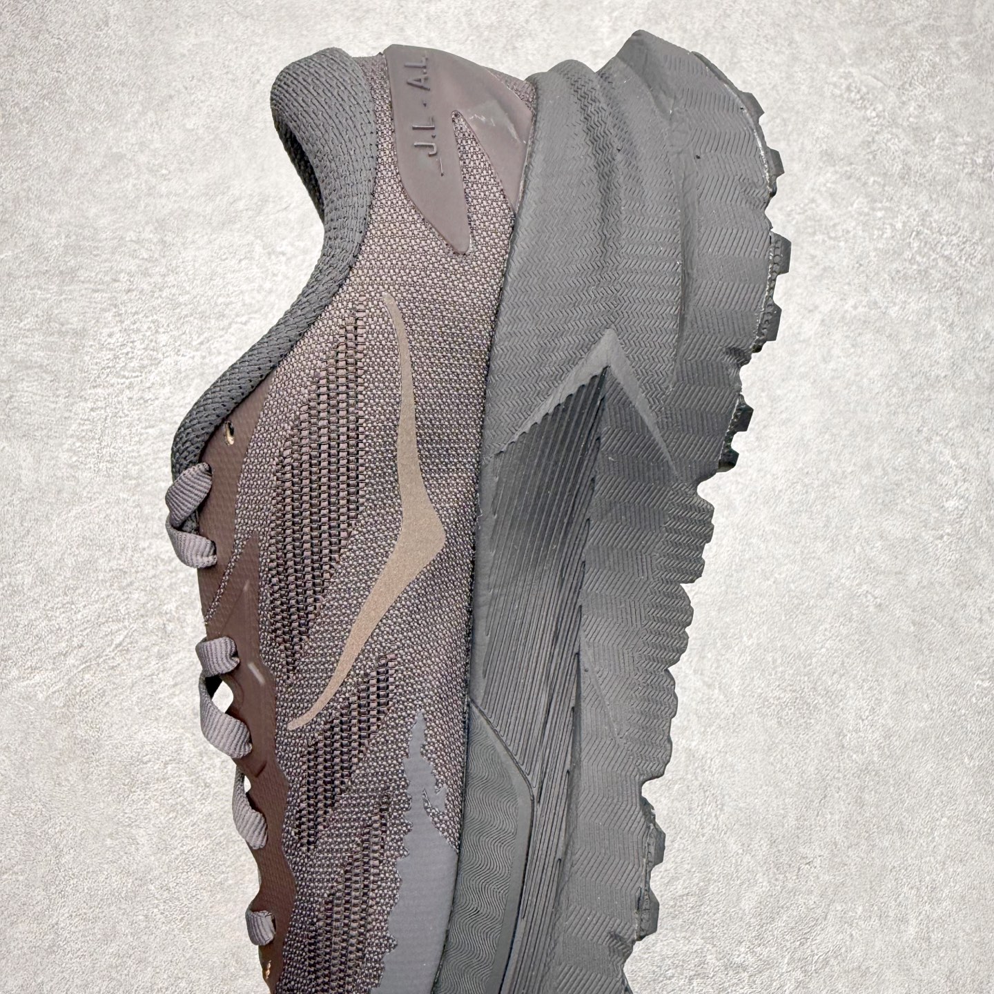 图片[7]-_J.LA.L_ x HOKA ONE ONE Mafate X 百搭经典跑步鞋联名款 男女同款 HOKA ONE ONE是来自美国的跑步鞋知名品牌，创立于2009年，始终致力于为所有跑者提供更新、更好的跑步装备。相比常规跑鞋，HOKA ONE ONE特别研发使用性能独特的几何形跑鞋中底，此种鞋底更厚、更高、回弹性也更好，除了卓越的缓冲性能，它还能內各种阶段的跑者带来更具动感、更加稳定的跑步体验。HOKAONE ONE从设计之初就清楚意识到，要保证跑者步幅的均匀一致，双脚自然而然的运动至关重要。尺码：36 36.5 37.5 38 38.5 39 40 40.5 41 42 42.5 43 44 44.5 45-选品中心