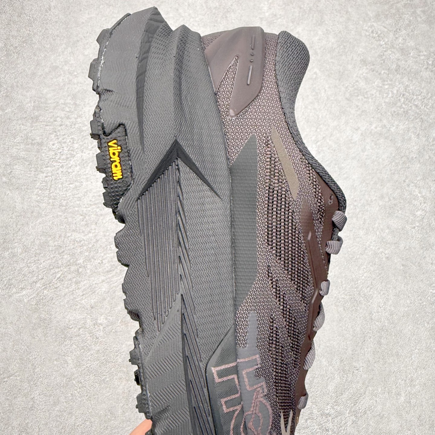 图片[6]-_J.LA.L_ x HOKA ONE ONE Mafate X 百搭经典跑步鞋联名款 男女同款 HOKA ONE ONE是来自美国的跑步鞋知名品牌，创立于2009年，始终致力于为所有跑者提供更新、更好的跑步装备。相比常规跑鞋，HOKA ONE ONE特别研发使用性能独特的几何形跑鞋中底，此种鞋底更厚、更高、回弹性也更好，除了卓越的缓冲性能，它还能內各种阶段的跑者带来更具动感、更加稳定的跑步体验。HOKAONE ONE从设计之初就清楚意识到，要保证跑者步幅的均匀一致，双脚自然而然的运动至关重要。尺码：36 36.5 37.5 38 38.5 39 40 40.5 41 42 42.5 43 44 44.5 45-选品中心