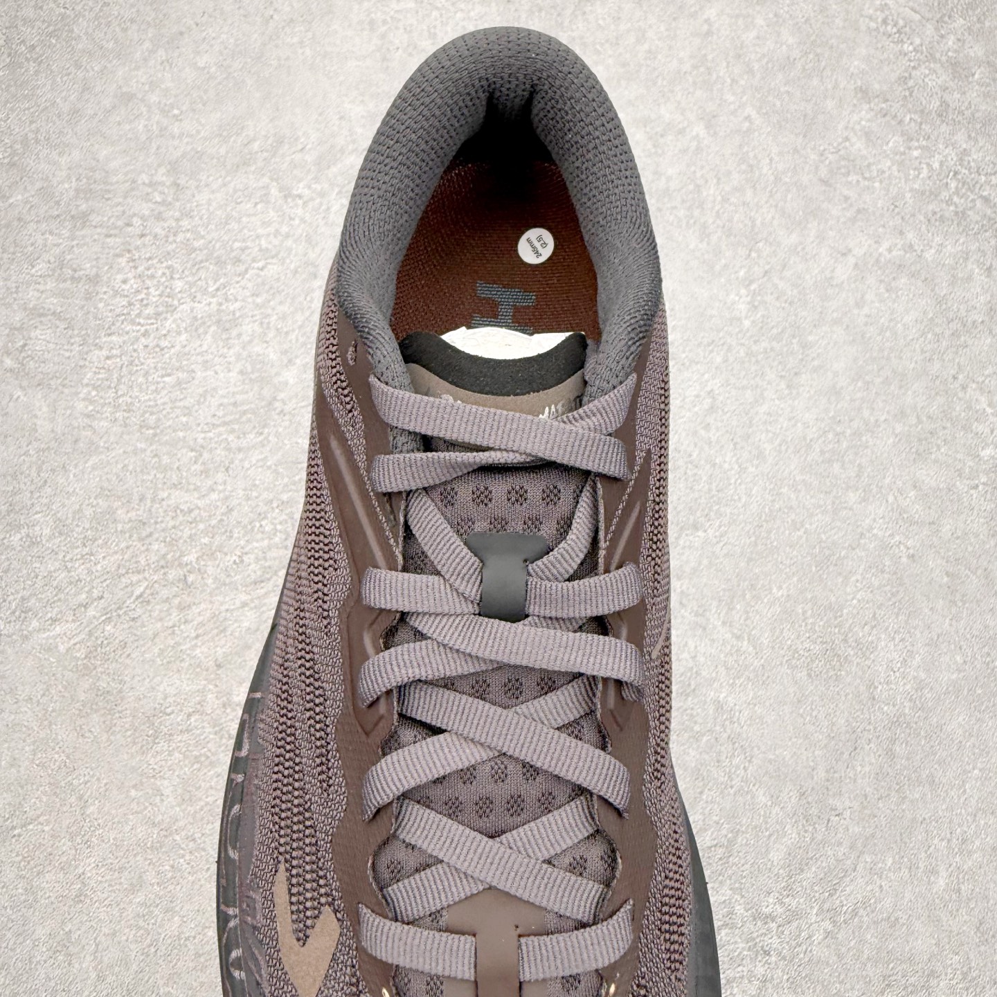 图片[5]-_J.LA.L_ x HOKA ONE ONE Mafate X 百搭经典跑步鞋联名款 男女同款 HOKA ONE ONE是来自美国的跑步鞋知名品牌，创立于2009年，始终致力于为所有跑者提供更新、更好的跑步装备。相比常规跑鞋，HOKA ONE ONE特别研发使用性能独特的几何形跑鞋中底，此种鞋底更厚、更高、回弹性也更好，除了卓越的缓冲性能，它还能內各种阶段的跑者带来更具动感、更加稳定的跑步体验。HOKAONE ONE从设计之初就清楚意识到，要保证跑者步幅的均匀一致，双脚自然而然的运动至关重要。尺码：36 36.5 37.5 38 38.5 39 40 40.5 41 42 42.5 43 44 44.5 45-选品中心