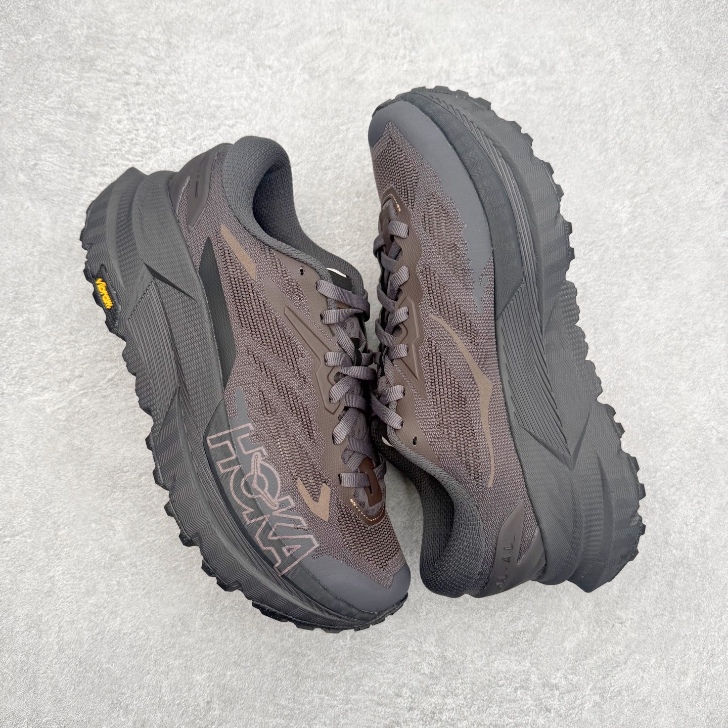 图片[3]-_J.LA.L_ x HOKA ONE ONE Mafate X 百搭经典跑步鞋联名款 男女同款 HOKA ONE ONE是来自美国的跑步鞋知名品牌，创立于2009年，始终致力于为所有跑者提供更新、更好的跑步装备。相比常规跑鞋，HOKA ONE ONE特别研发使用性能独特的几何形跑鞋中底，此种鞋底更厚、更高、回弹性也更好，除了卓越的缓冲性能，它还能內各种阶段的跑者带来更具动感、更加稳定的跑步体验。HOKAONE ONE从设计之初就清楚意识到，要保证跑者步幅的均匀一致，双脚自然而然的运动至关重要。尺码：36 36.5 37.5 38 38.5 39 40 40.5 41 42 42.5 43 44 44.5 45-选品中心