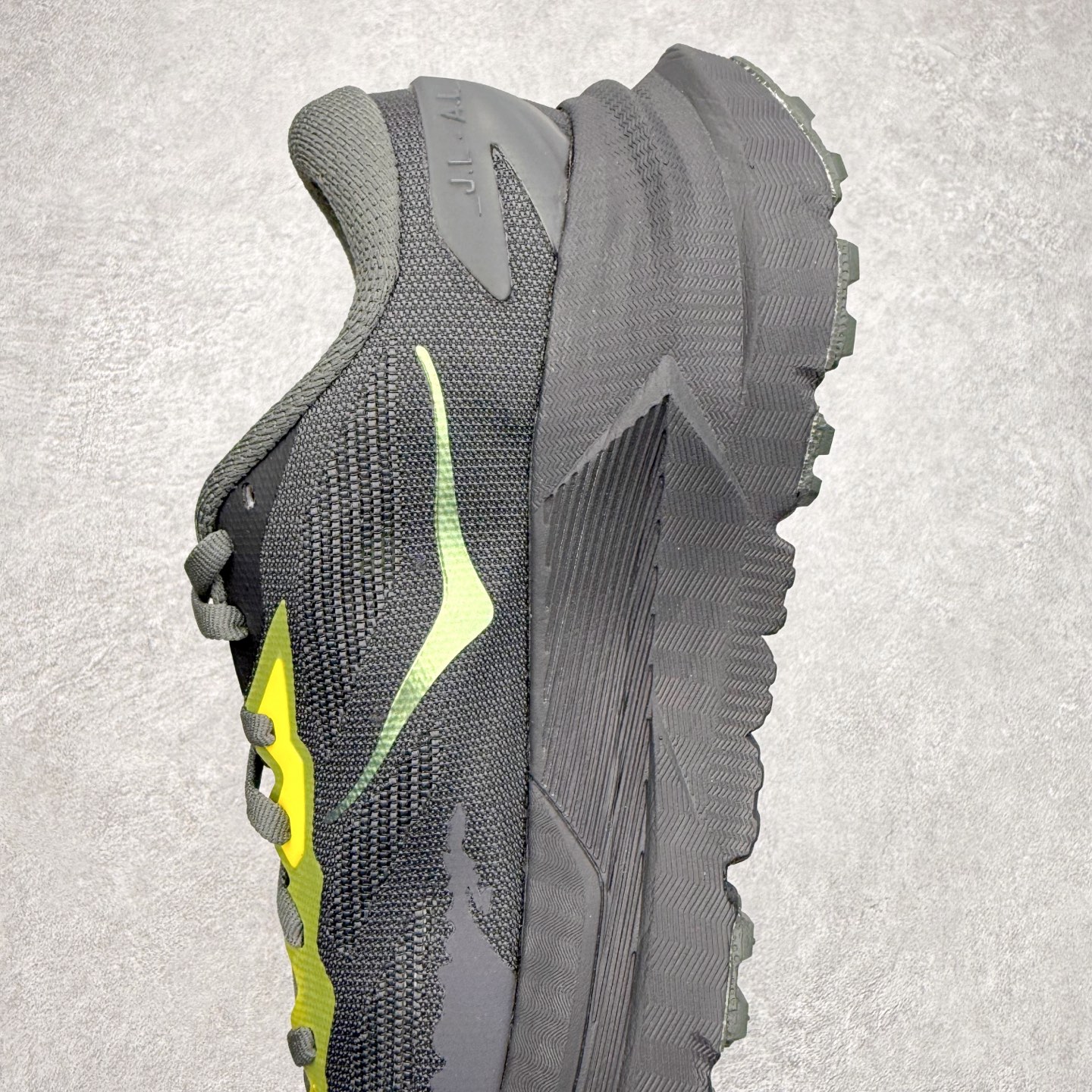 图片[7]-_J.LA.L_ x HOKA ONE ONE Mafate X 百搭经典跑步鞋联名款 男女同款 HOKA ONE ONE是来自美国的跑步鞋知名品牌，创立于2009年，始终致力于为所有跑者提供更新、更好的跑步装备。相比常规跑鞋，HOKA ONE ONE特别研发使用性能独特的几何形跑鞋中底，此种鞋底更厚、更高、回弹性也更好，除了卓越的缓冲性能，它还能內各种阶段的跑者带来更具动感、更加稳定的跑步体验。HOKAONE ONE从设计之初就清楚意识到，要保证跑者步幅的均匀一致，双脚自然而然的运动至关重要。尺码：36 36.5 37.5 38 38.5 39 40 40.5 41 42 42.5 43 44 44.5 45-选品中心