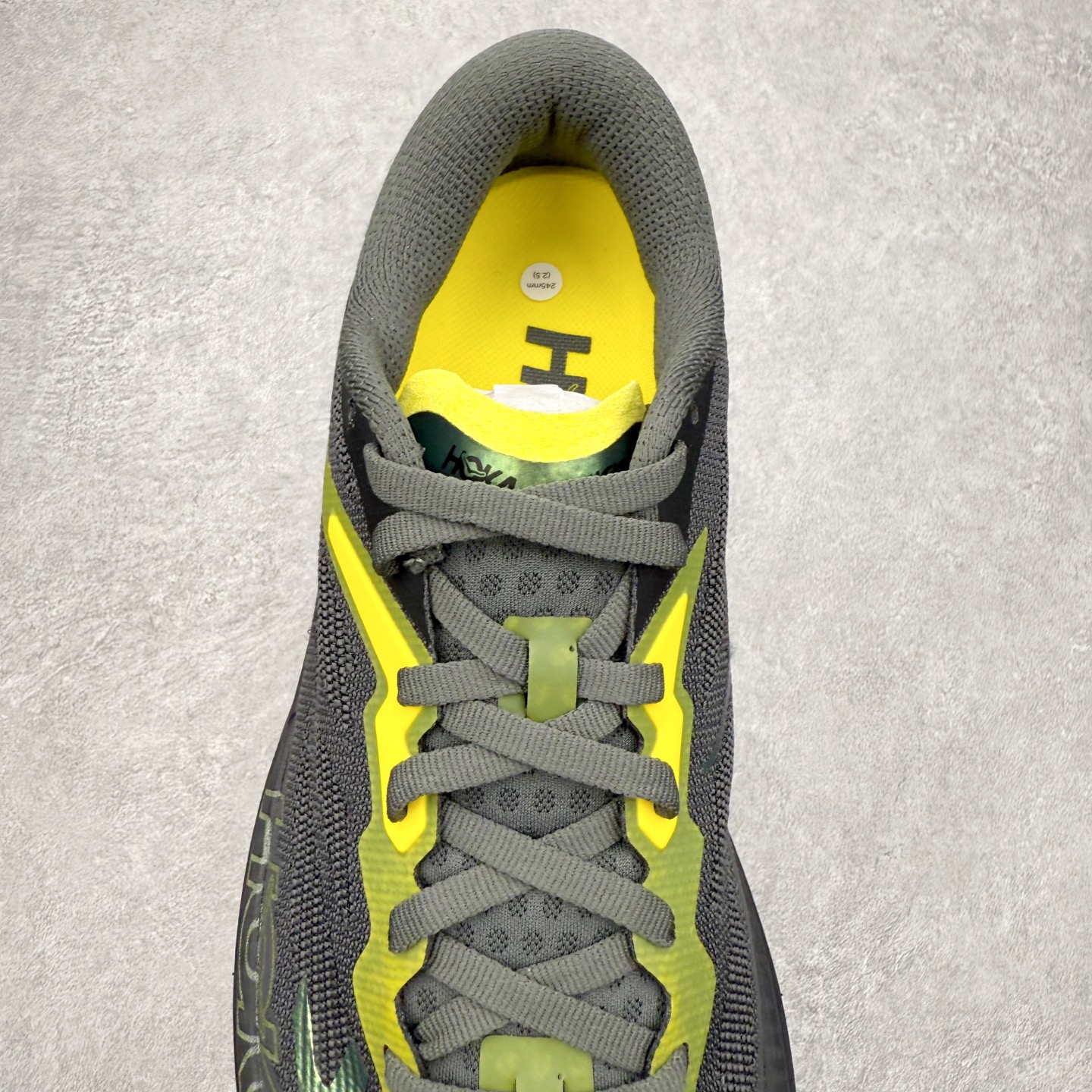 图片[5]-_J.LA.L_ x HOKA ONE ONE Mafate X 百搭经典跑步鞋联名款 男女同款 HOKA ONE ONE是来自美国的跑步鞋知名品牌，创立于2009年，始终致力于为所有跑者提供更新、更好的跑步装备。相比常规跑鞋，HOKA ONE ONE特别研发使用性能独特的几何形跑鞋中底，此种鞋底更厚、更高、回弹性也更好，除了卓越的缓冲性能，它还能內各种阶段的跑者带来更具动感、更加稳定的跑步体验。HOKAONE ONE从设计之初就清楚意识到，要保证跑者步幅的均匀一致，双脚自然而然的运动至关重要。尺码：36 36.5 37.5 38 38.5 39 40 40.5 41 42 42.5 43 44 44.5 45-选品中心