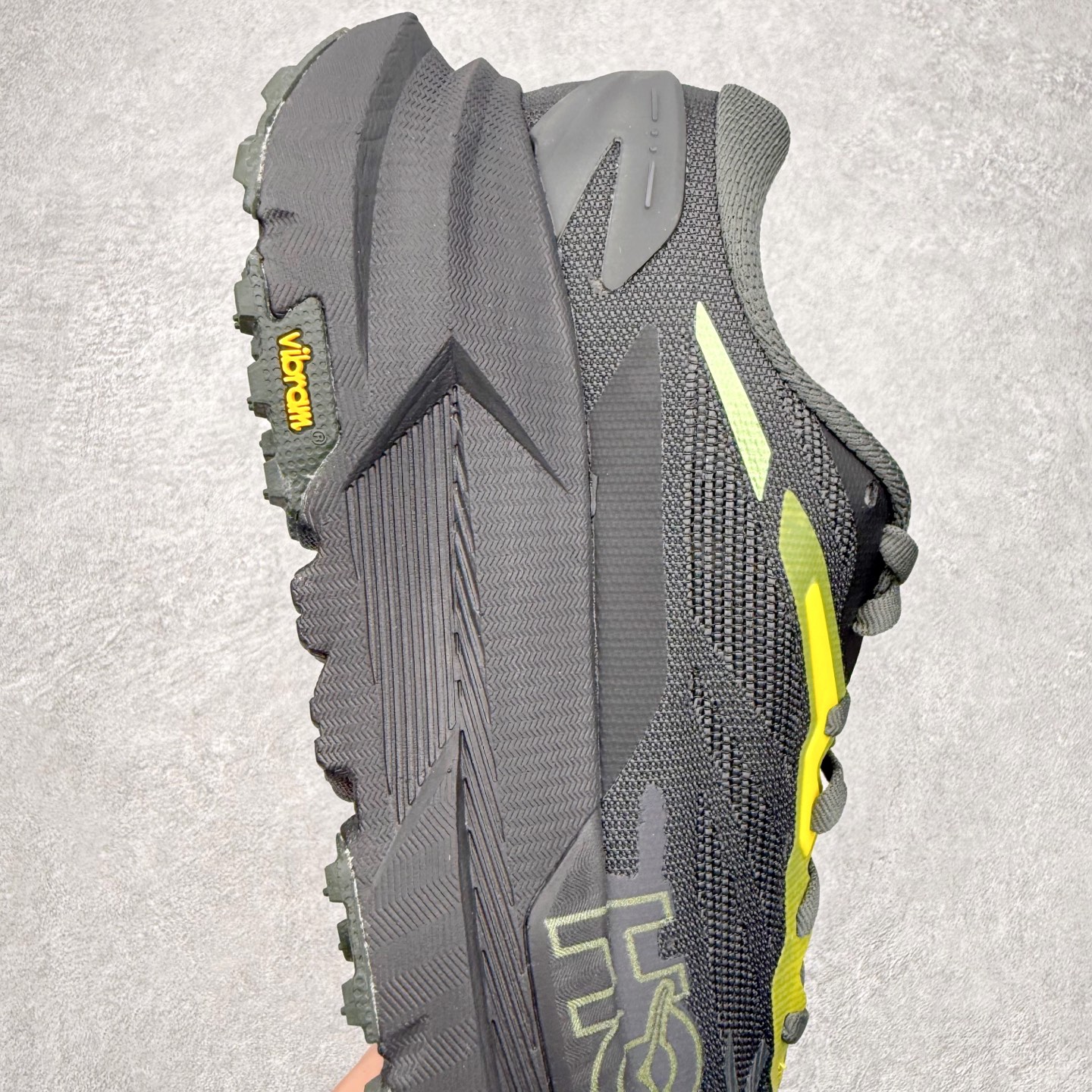 图片[6]-_J.LA.L_ x HOKA ONE ONE Mafate X 百搭经典跑步鞋联名款 男女同款 HOKA ONE ONE是来自美国的跑步鞋知名品牌，创立于2009年，始终致力于为所有跑者提供更新、更好的跑步装备。相比常规跑鞋，HOKA ONE ONE特别研发使用性能独特的几何形跑鞋中底，此种鞋底更厚、更高、回弹性也更好，除了卓越的缓冲性能，它还能內各种阶段的跑者带来更具动感、更加稳定的跑步体验。HOKAONE ONE从设计之初就清楚意识到，要保证跑者步幅的均匀一致，双脚自然而然的运动至关重要。尺码：36 36.5 37.5 38 38.5 39 40 40.5 41 42 42.5 43 44 44.5 45-选品中心