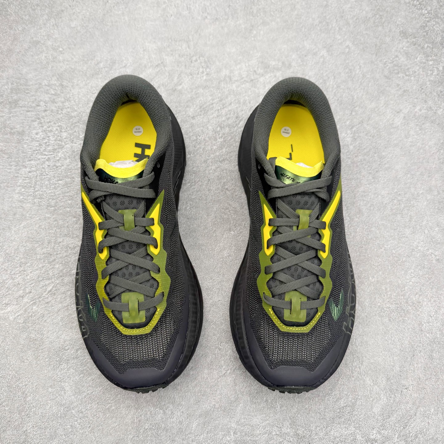 图片[2]-_J.LA.L_ x HOKA ONE ONE Mafate X 百搭经典跑步鞋联名款 男女同款 HOKA ONE ONE是来自美国的跑步鞋知名品牌，创立于2009年，始终致力于为所有跑者提供更新、更好的跑步装备。相比常规跑鞋，HOKA ONE ONE特别研发使用性能独特的几何形跑鞋中底，此种鞋底更厚、更高、回弹性也更好，除了卓越的缓冲性能，它还能內各种阶段的跑者带来更具动感、更加稳定的跑步体验。HOKAONE ONE从设计之初就清楚意识到，要保证跑者步幅的均匀一致，双脚自然而然的运动至关重要。尺码：36 36.5 37.5 38 38.5 39 40 40.5 41 42 42.5 43 44 44.5 45-选品中心