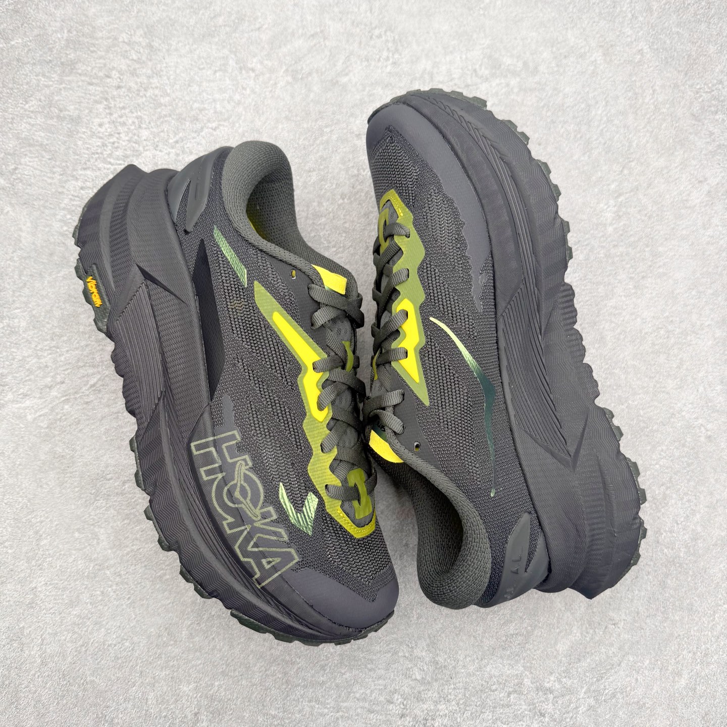 图片[3]-_J.LA.L_ x HOKA ONE ONE Mafate X 百搭经典跑步鞋联名款 男女同款 HOKA ONE ONE是来自美国的跑步鞋知名品牌，创立于2009年，始终致力于为所有跑者提供更新、更好的跑步装备。相比常规跑鞋，HOKA ONE ONE特别研发使用性能独特的几何形跑鞋中底，此种鞋底更厚、更高、回弹性也更好，除了卓越的缓冲性能，它还能內各种阶段的跑者带来更具动感、更加稳定的跑步体验。HOKAONE ONE从设计之初就清楚意识到，要保证跑者步幅的均匀一致，双脚自然而然的运动至关重要。尺码：36 36.5 37.5 38 38.5 39 40 40.5 41 42 42.5 43 44 44.5 45-选品中心