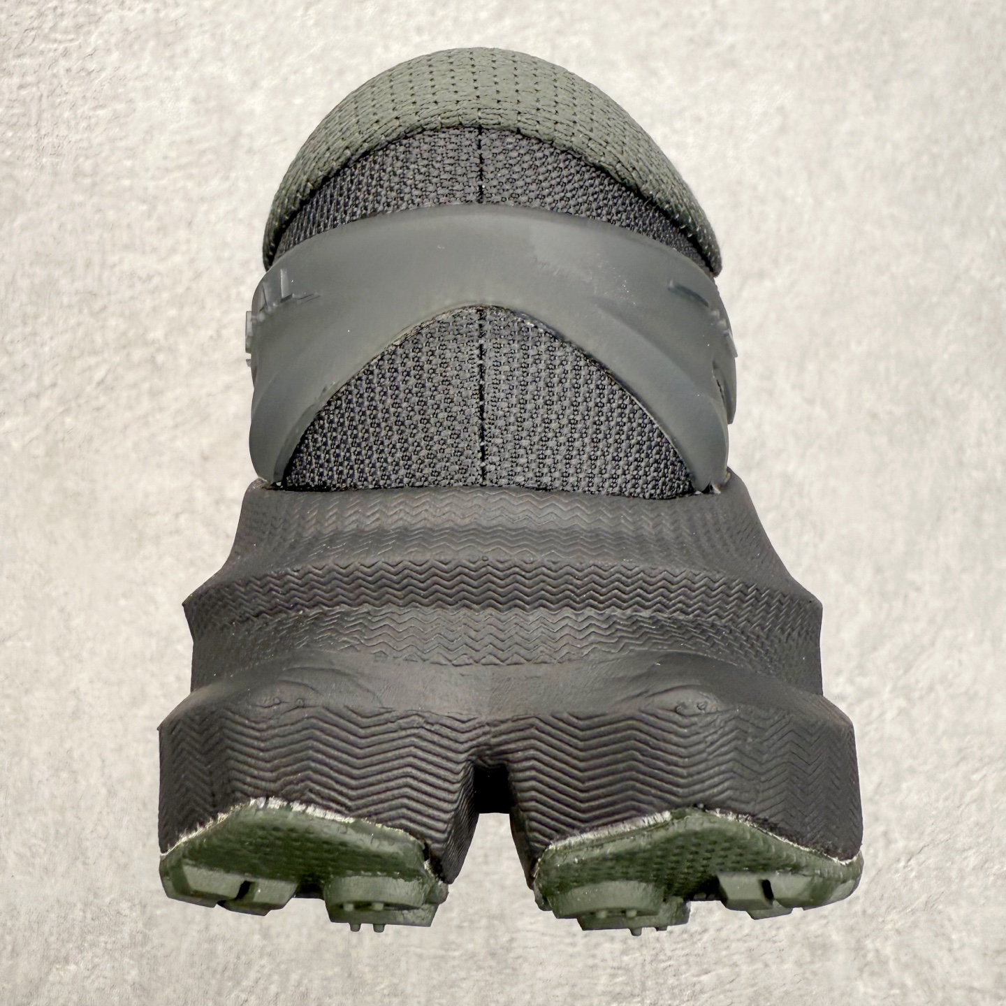 图片[8]-_J.LA.L_ x HOKA ONE ONE Mafate X 百搭经典跑步鞋联名款 男女同款 HOKA ONE ONE是来自美国的跑步鞋知名品牌，创立于2009年，始终致力于为所有跑者提供更新、更好的跑步装备。相比常规跑鞋，HOKA ONE ONE特别研发使用性能独特的几何形跑鞋中底，此种鞋底更厚、更高、回弹性也更好，除了卓越的缓冲性能，它还能內各种阶段的跑者带来更具动感、更加稳定的跑步体验。HOKAONE ONE从设计之初就清楚意识到，要保证跑者步幅的均匀一致，双脚自然而然的运动至关重要。尺码：36 36.5 37.5 38 38.5 39 40 40.5 41 42 42.5 43 44 44.5 45-选品中心