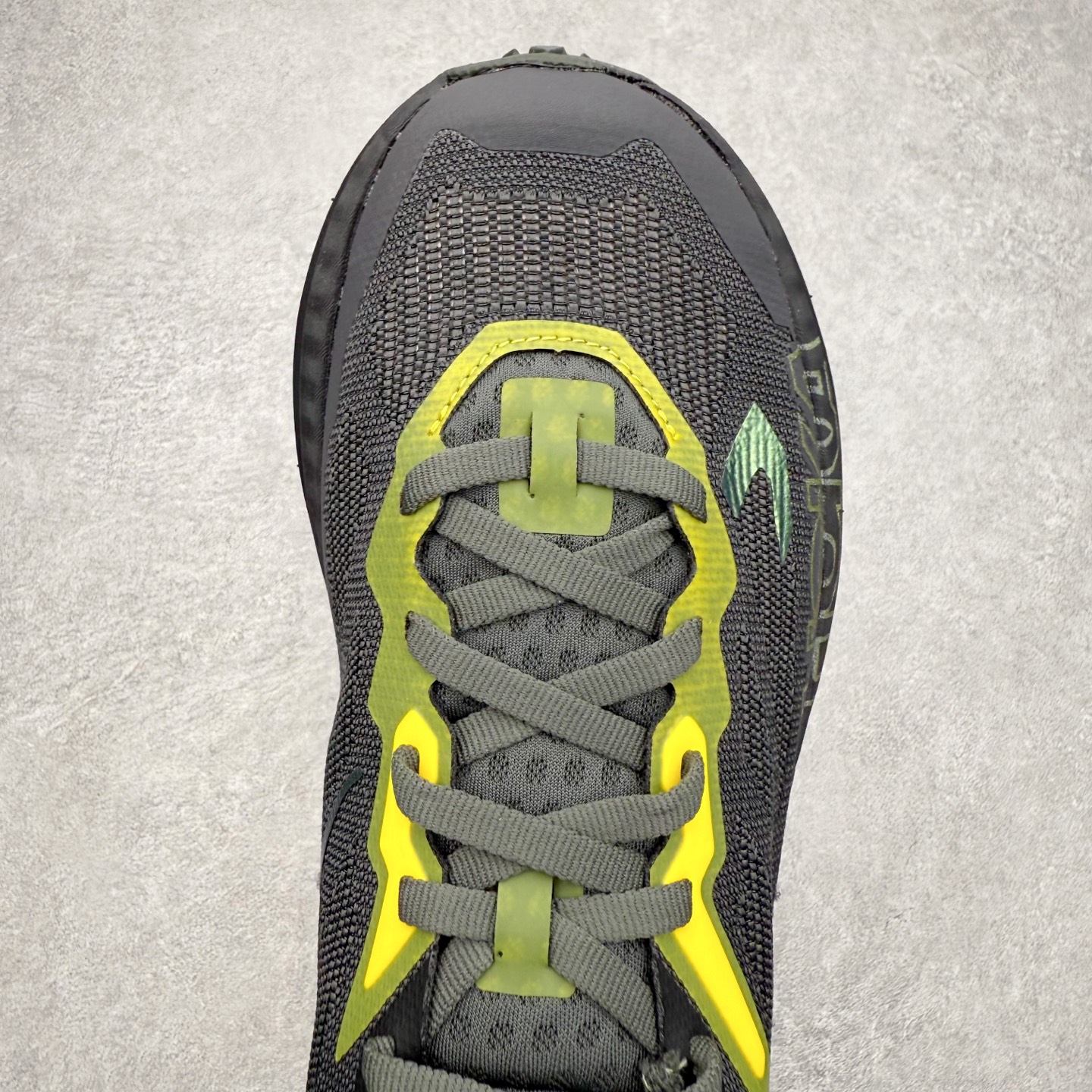 图片[4]-_J.LA.L_ x HOKA ONE ONE Mafate X 百搭经典跑步鞋联名款 男女同款 HOKA ONE ONE是来自美国的跑步鞋知名品牌，创立于2009年，始终致力于为所有跑者提供更新、更好的跑步装备。相比常规跑鞋，HOKA ONE ONE特别研发使用性能独特的几何形跑鞋中底，此种鞋底更厚、更高、回弹性也更好，除了卓越的缓冲性能，它还能內各种阶段的跑者带来更具动感、更加稳定的跑步体验。HOKAONE ONE从设计之初就清楚意识到，要保证跑者步幅的均匀一致，双脚自然而然的运动至关重要。尺码：36 36.5 37.5 38 38.5 39 40 40.5 41 42 42.5 43 44 44.5 45-选品中心