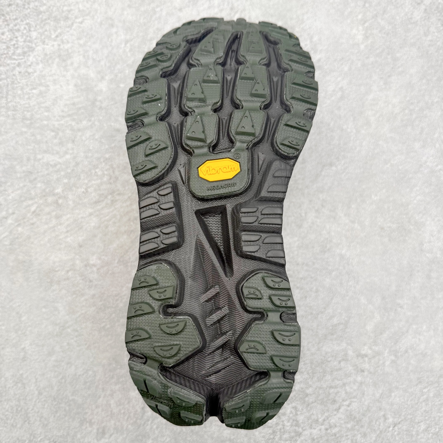 图片[9]-_J.LA.L_ x HOKA ONE ONE Mafate X 百搭经典跑步鞋联名款 男女同款 HOKA ONE ONE是来自美国的跑步鞋知名品牌，创立于2009年，始终致力于为所有跑者提供更新、更好的跑步装备。相比常规跑鞋，HOKA ONE ONE特别研发使用性能独特的几何形跑鞋中底，此种鞋底更厚、更高、回弹性也更好，除了卓越的缓冲性能，它还能內各种阶段的跑者带来更具动感、更加稳定的跑步体验。HOKAONE ONE从设计之初就清楚意识到，要保证跑者步幅的均匀一致，双脚自然而然的运动至关重要。尺码：36 36.5 37.5 38 38.5 39 40 40.5 41 42 42.5 43 44 44.5 45-选品中心