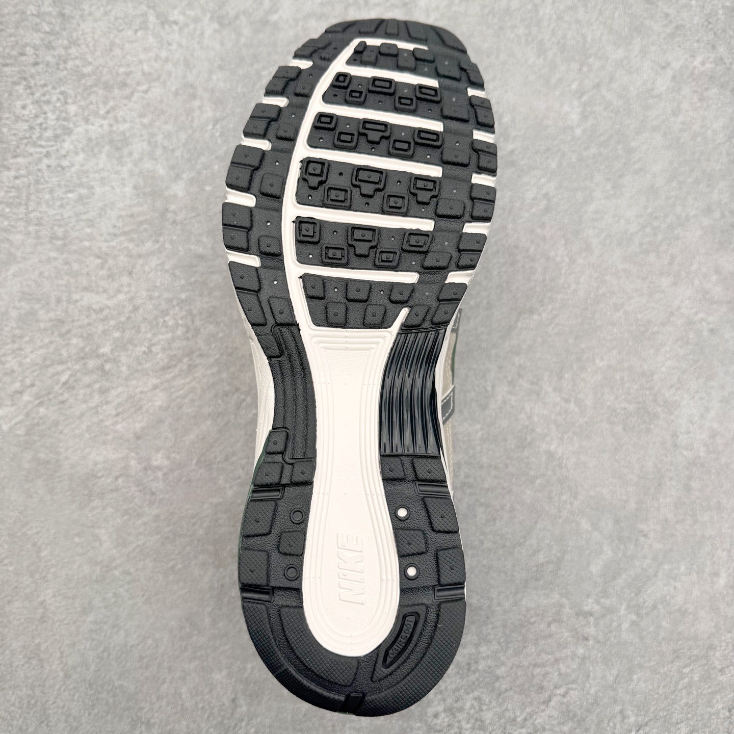 图片[9]-NK P-6000 系列低帮复古老爹风休闲运动舒适慢跑鞋 CD6404-203 融合 Pegasus 过往运动鞋设计 助力 21 世纪早期跑步运动跃升时尚新高度 采用透气网眼布、运动风格线条和耐穿覆面 兼具吸睛外观和舒适感受 中底泡绵以田径赛道为灵感 打造厚实设计 缔造出众缓震性能 尺码：36 36.5 37.5 38 38.5 39 40 40.5 41 42 42.5 43 44 44.5 45-选品中心