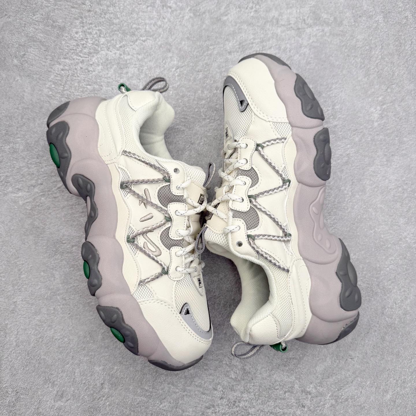 图片[3]-＃纯原福利 FILA 斐乐经典百搭休闲防滑减震耐磨低帮运动鞋 传承了 FILA 的百年基因，融入年轻运动及潮流文化，成为引领变革、创新突破的一代。以“1+N” 的跨界合作模式重现经典的同时创造经典。带来最出其不意的跨界合作惊喜。同时，FILAFUSION把FILA 的 DNA 融入到定制体验里，你可以随心制造厲于你的产品。FILA FUSION 的鞋家族涵盖了老爹鞋、跑步鞋、网球鞋、季节款。风格复古新潮，满足了时尚人士出行及各类运动的搭配需求，成为当下年轻人筷拥的鞋类品牌之一。FILA FUSION 走进年轻人的世界，通过年轻人运动，街舞，滑板，篮球，展现 FILA FUSION 的潮流态度和年轻文化。FILA FUSION 认为末来属于引领变革、创新突破的年轻一代，让我们一起构成 FILA 未来的蓝图吧！尺码：35.5 36 36.5 37.5 38 38.5 39 40-选品中心