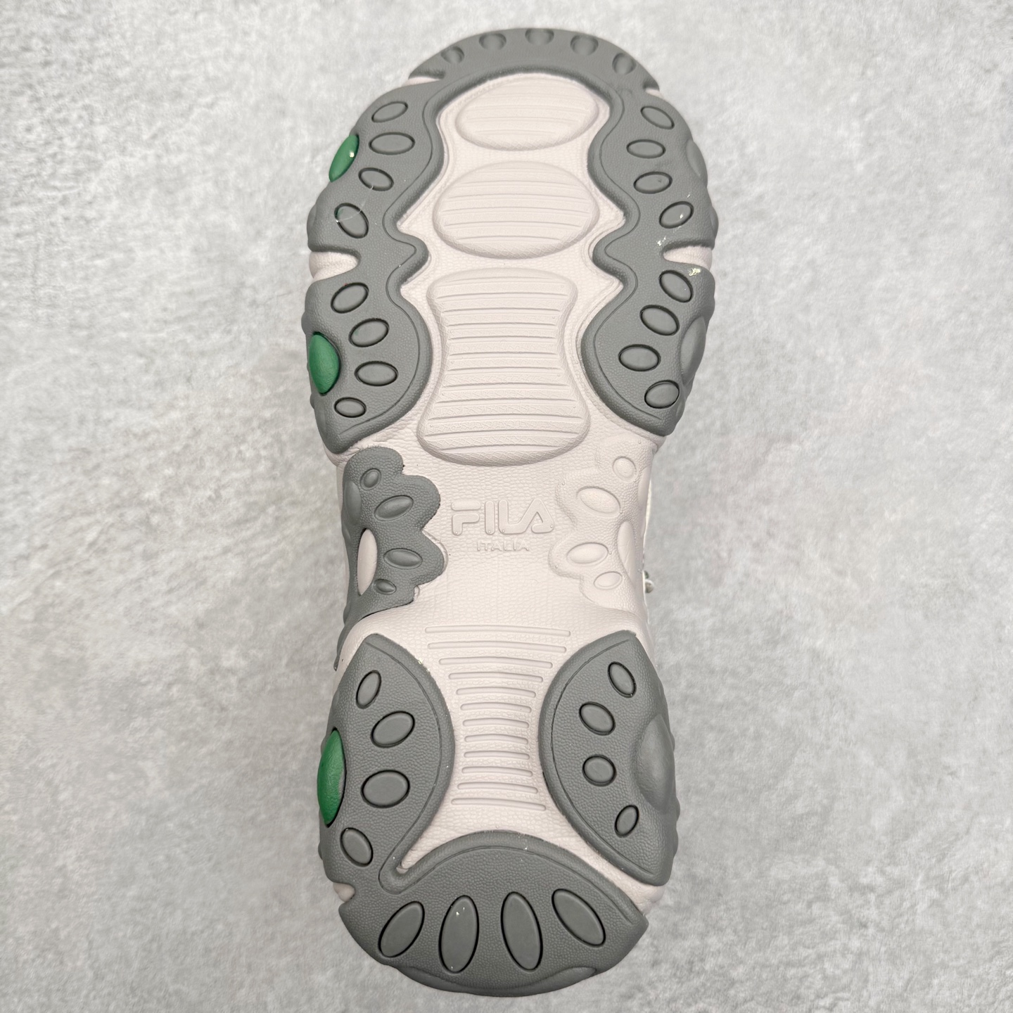 图片[9]-＃纯原福利 FILA 斐乐经典百搭休闲防滑减震耐磨低帮运动鞋 传承了 FILA 的百年基因，融入年轻运动及潮流文化，成为引领变革、创新突破的一代。以“1+N” 的跨界合作模式重现经典的同时创造经典。带来最出其不意的跨界合作惊喜。同时，FILAFUSION把FILA 的 DNA 融入到定制体验里，你可以随心制造厲于你的产品。FILA FUSION 的鞋家族涵盖了老爹鞋、跑步鞋、网球鞋、季节款。风格复古新潮，满足了时尚人士出行及各类运动的搭配需求，成为当下年轻人筷拥的鞋类品牌之一。FILA FUSION 走进年轻人的世界，通过年轻人运动，街舞，滑板，篮球，展现 FILA FUSION 的潮流态度和年轻文化。FILA FUSION 认为末来属于引领变革、创新突破的年轻一代，让我们一起构成 FILA 未来的蓝图吧！尺码：35.5 36 36.5 37.5 38 38.5 39 40-选品中心