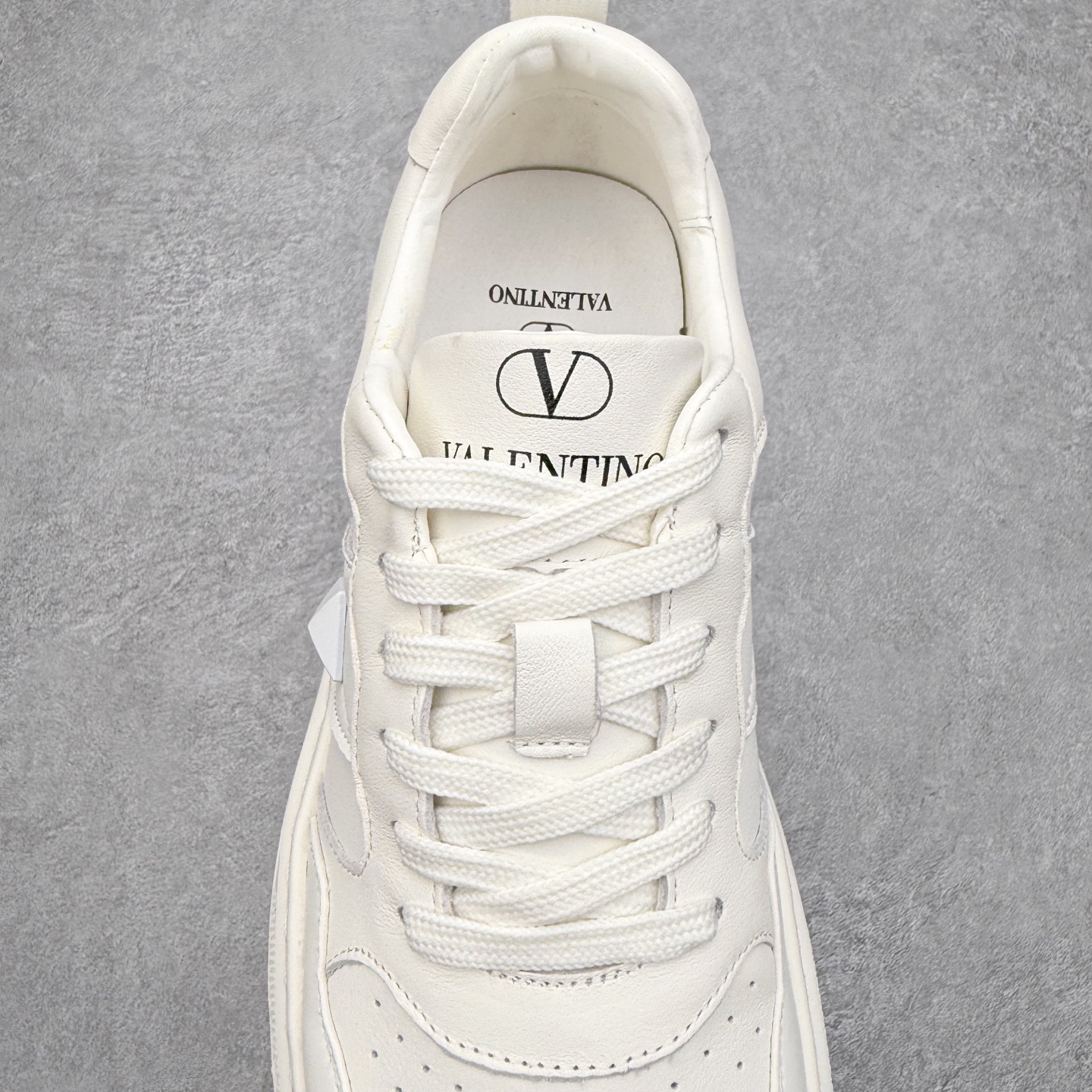 图片[5]-Valentino 华伦天奴 Rockstud untitled 厚底休闲铆钉小白鞋 明星同款 软羊皮低帮运动板鞋 经典百搭款绗缝格纹打造瞩目朋克风格 考究皮质构塑和简洁轮廓 流畅的线条奠定酷感基调 装饰质感橡胶效果 侧面铆钉装饰 穿出了不一样的随性和时髦 阿那亚大秀可谓是刷爆了时尚圈 鞋面全油边 面料：定制牛皮+独家开模橡胶发泡大底 轻便防滑耐磨 脚感舒适 款式耐看做工精细 全套包装 尺码：39 40 41 42 43 44（皮鞋码）-选品中心