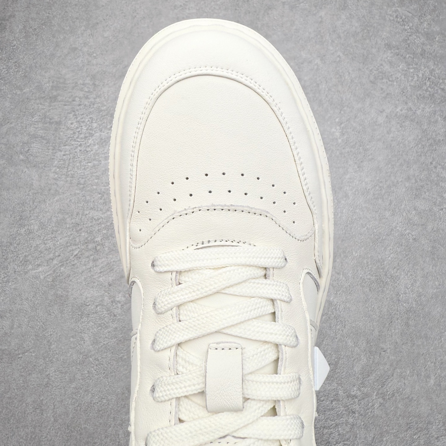 图片[4]-Valentino 华伦天奴 Rockstud untitled 厚底休闲铆钉小白鞋 明星同款 软羊皮低帮运动板鞋 经典百搭款绗缝格纹打造瞩目朋克风格 考究皮质构塑和简洁轮廓 流畅的线条奠定酷感基调 装饰质感橡胶效果 侧面铆钉装饰 穿出了不一样的随性和时髦 阿那亚大秀可谓是刷爆了时尚圈 鞋面全油边 面料：定制牛皮+独家开模橡胶发泡大底 轻便防滑耐磨 脚感舒适 款式耐看做工精细 全套包装 尺码：39 40 41 42 43 44（皮鞋码）-选品中心