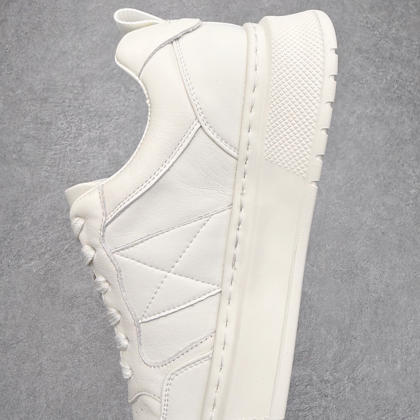 图片[7]-Valentino 华伦天奴 Rockstud untitled 厚底休闲铆钉小白鞋 明星同款 软羊皮低帮运动板鞋 经典百搭款绗缝格纹打造瞩目朋克风格 考究皮质构塑和简洁轮廓 流畅的线条奠定酷感基调 装饰质感橡胶效果 侧面铆钉装饰 穿出了不一样的随性和时髦 阿那亚大秀可谓是刷爆了时尚圈 鞋面全油边 面料：定制牛皮+独家开模橡胶发泡大底 轻便防滑耐磨 脚感舒适 款式耐看做工精细 全套包装 尺码：39 40 41 42 43 44（皮鞋码）-选品中心