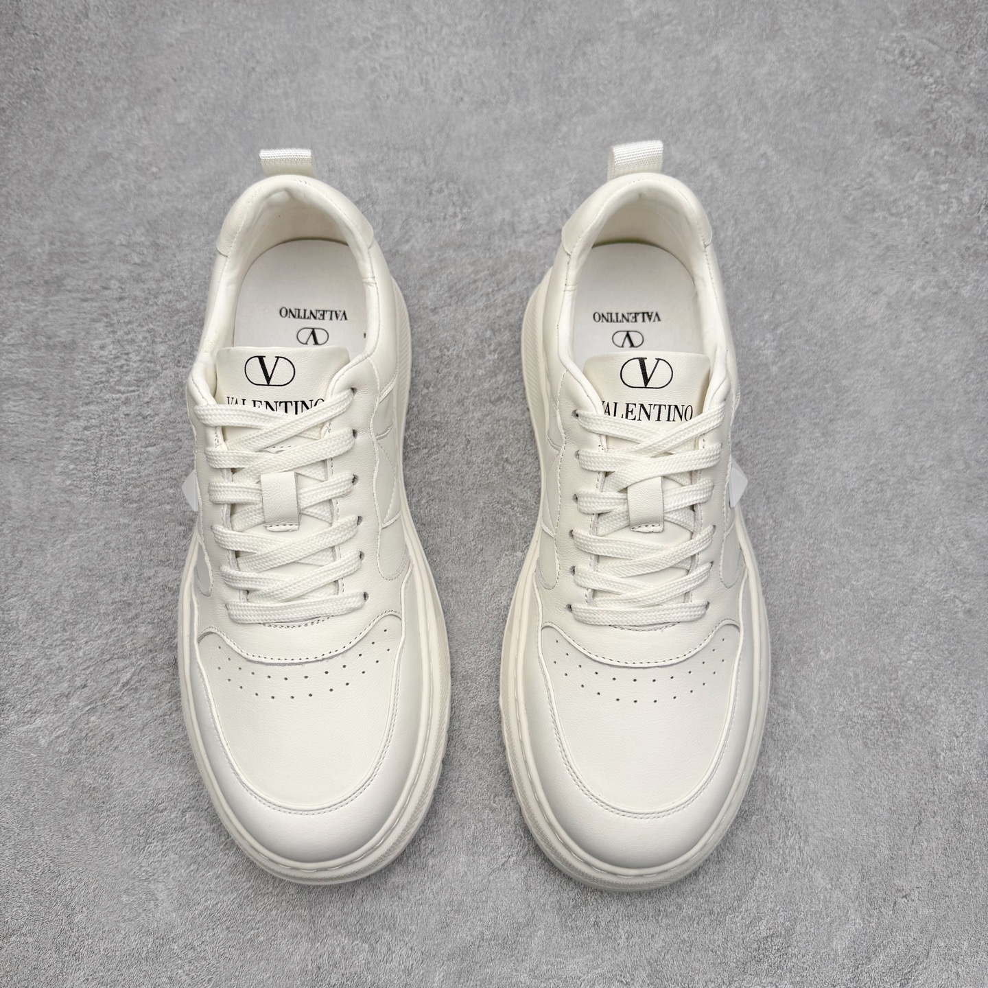 图片[2]-Valentino 华伦天奴 Rockstud untitled 厚底休闲铆钉小白鞋 明星同款 软羊皮低帮运动板鞋 经典百搭款绗缝格纹打造瞩目朋克风格 考究皮质构塑和简洁轮廓 流畅的线条奠定酷感基调 装饰质感橡胶效果 侧面铆钉装饰 穿出了不一样的随性和时髦 阿那亚大秀可谓是刷爆了时尚圈 鞋面全油边 面料：定制牛皮+独家开模橡胶发泡大底 轻便防滑耐磨 脚感舒适 款式耐看做工精细 全套包装 尺码：39 40 41 42 43 44（皮鞋码）-选品中心
