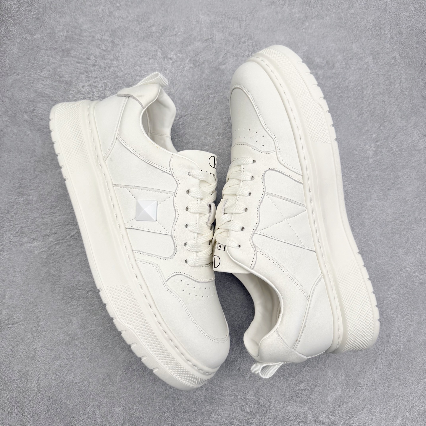 图片[3]-Valentino 华伦天奴 Rockstud untitled 厚底休闲铆钉小白鞋 明星同款 软羊皮低帮运动板鞋 经典百搭款绗缝格纹打造瞩目朋克风格 考究皮质构塑和简洁轮廓 流畅的线条奠定酷感基调 装饰质感橡胶效果 侧面铆钉装饰 穿出了不一样的随性和时髦 阿那亚大秀可谓是刷爆了时尚圈 鞋面全油边 面料：定制牛皮+独家开模橡胶发泡大底 轻便防滑耐磨 脚感舒适 款式耐看做工精细 全套包装 尺码：39 40 41 42 43 44（皮鞋码）-选品中心