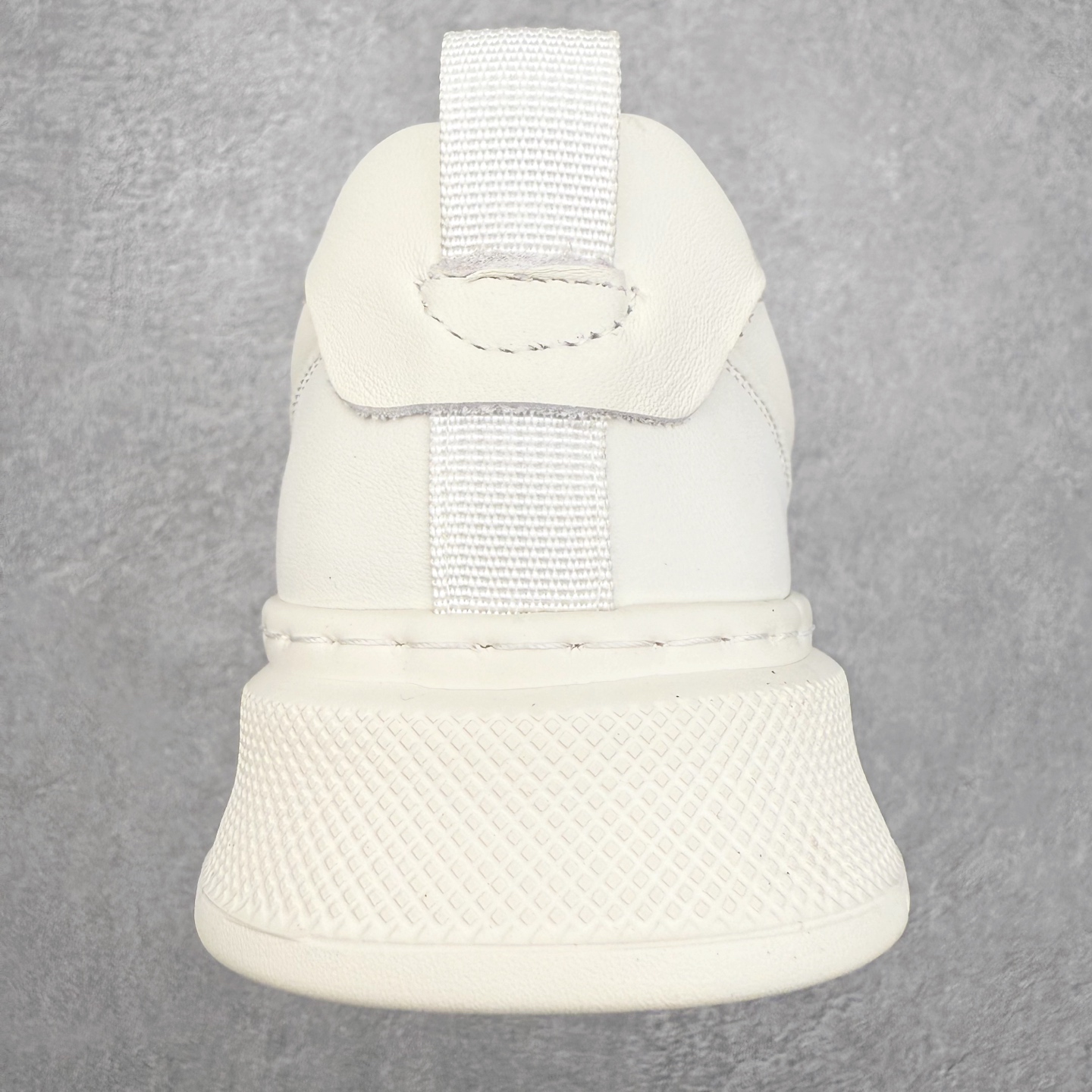 图片[8]-Valentino 华伦天奴 Rockstud untitled 厚底休闲铆钉小白鞋 明星同款 软羊皮低帮运动板鞋 经典百搭款绗缝格纹打造瞩目朋克风格 考究皮质构塑和简洁轮廓 流畅的线条奠定酷感基调 装饰质感橡胶效果 侧面铆钉装饰 穿出了不一样的随性和时髦 阿那亚大秀可谓是刷爆了时尚圈 鞋面全油边 面料：定制牛皮+独家开模橡胶发泡大底 轻便防滑耐磨 脚感舒适 款式耐看做工精细 全套包装 尺码：39 40 41 42 43 44（皮鞋码）-选品中心