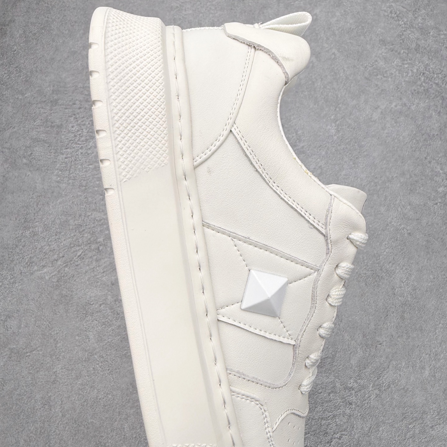 图片[6]-Valentino 华伦天奴 Rockstud untitled 厚底休闲铆钉小白鞋 明星同款 软羊皮低帮运动板鞋 经典百搭款绗缝格纹打造瞩目朋克风格 考究皮质构塑和简洁轮廓 流畅的线条奠定酷感基调 装饰质感橡胶效果 侧面铆钉装饰 穿出了不一样的随性和时髦 阿那亚大秀可谓是刷爆了时尚圈 鞋面全油边 面料：定制牛皮+独家开模橡胶发泡大底 轻便防滑耐磨 脚感舒适 款式耐看做工精细 全套包装 尺码：39 40 41 42 43 44（皮鞋码）-选品中心