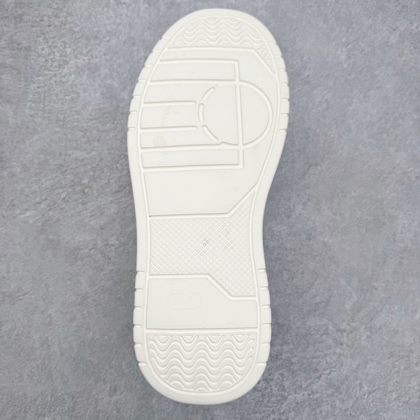 图片[9]-Valentino 华伦天奴 Rockstud untitled 厚底休闲铆钉小白鞋 明星同款 软羊皮低帮运动板鞋 经典百搭款绗缝格纹打造瞩目朋克风格 考究皮质构塑和简洁轮廓 流畅的线条奠定酷感基调 装饰质感橡胶效果 侧面铆钉装饰 穿出了不一样的随性和时髦 阿那亚大秀可谓是刷爆了时尚圈 鞋面全油边 面料：定制牛皮+独家开模橡胶发泡大底 轻便防滑耐磨 脚感舒适 款式耐看做工精细 全套包装 尺码：39 40 41 42 43 44（皮鞋码）-选品中心