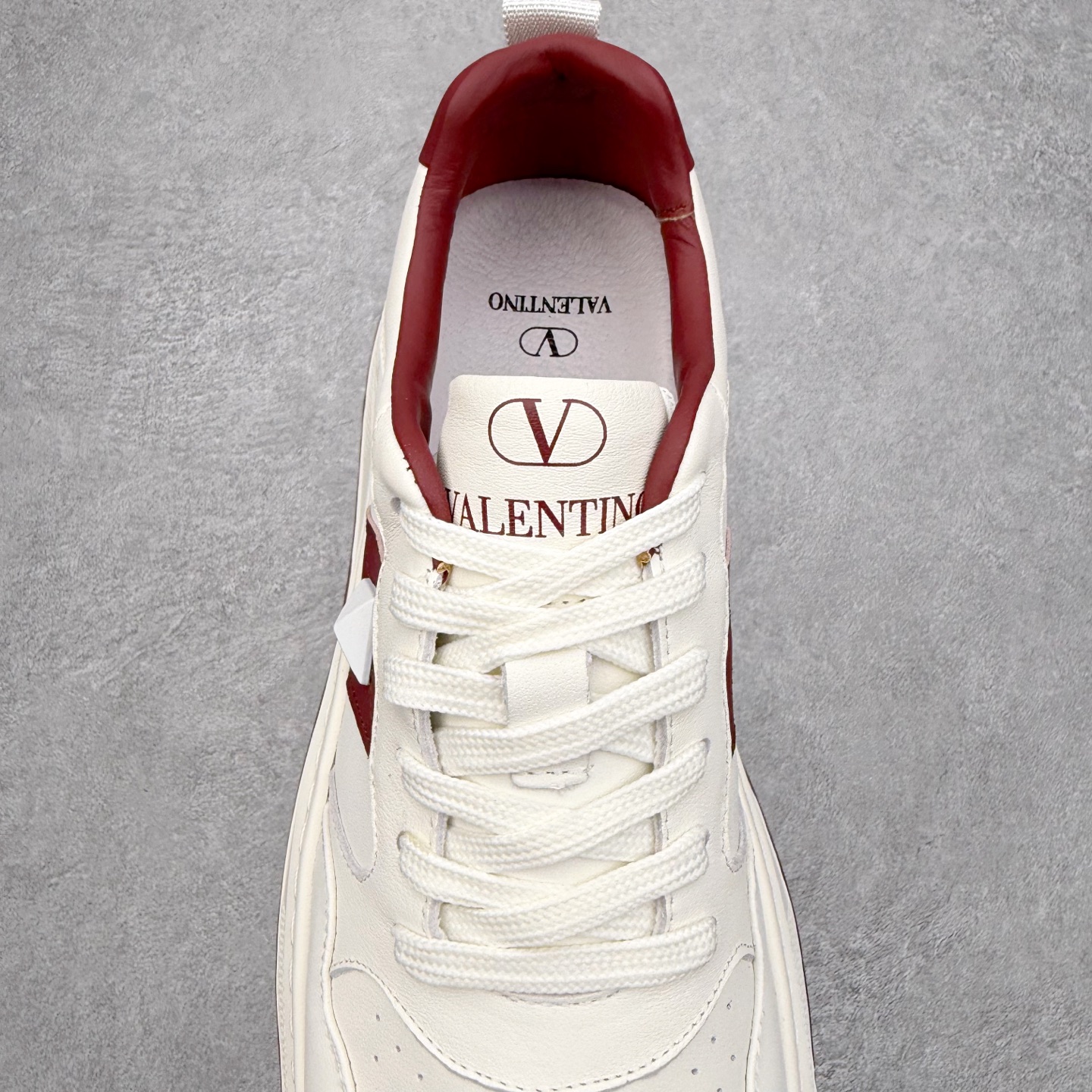 图片[5]-Valentino 华伦天奴 Rockstud untitled 厚底休闲铆钉小白鞋 明星同款 软羊皮低帮运动板鞋 经典百搭款绗缝格纹打造瞩目朋克风格 考究皮质构塑和简洁轮廓 流畅的线条奠定酷感基调 装饰质感橡胶效果 侧面铆钉装饰 穿出了不一样的随性和时髦 阿那亚大秀可谓是刷爆了时尚圈 鞋面全油边 面料：定制牛皮+独家开模橡胶发泡大底 轻便防滑耐磨 脚感舒适 款式耐看做工精细 全套包装 尺码：39 40 41 42 43 44（皮鞋码）-选品中心