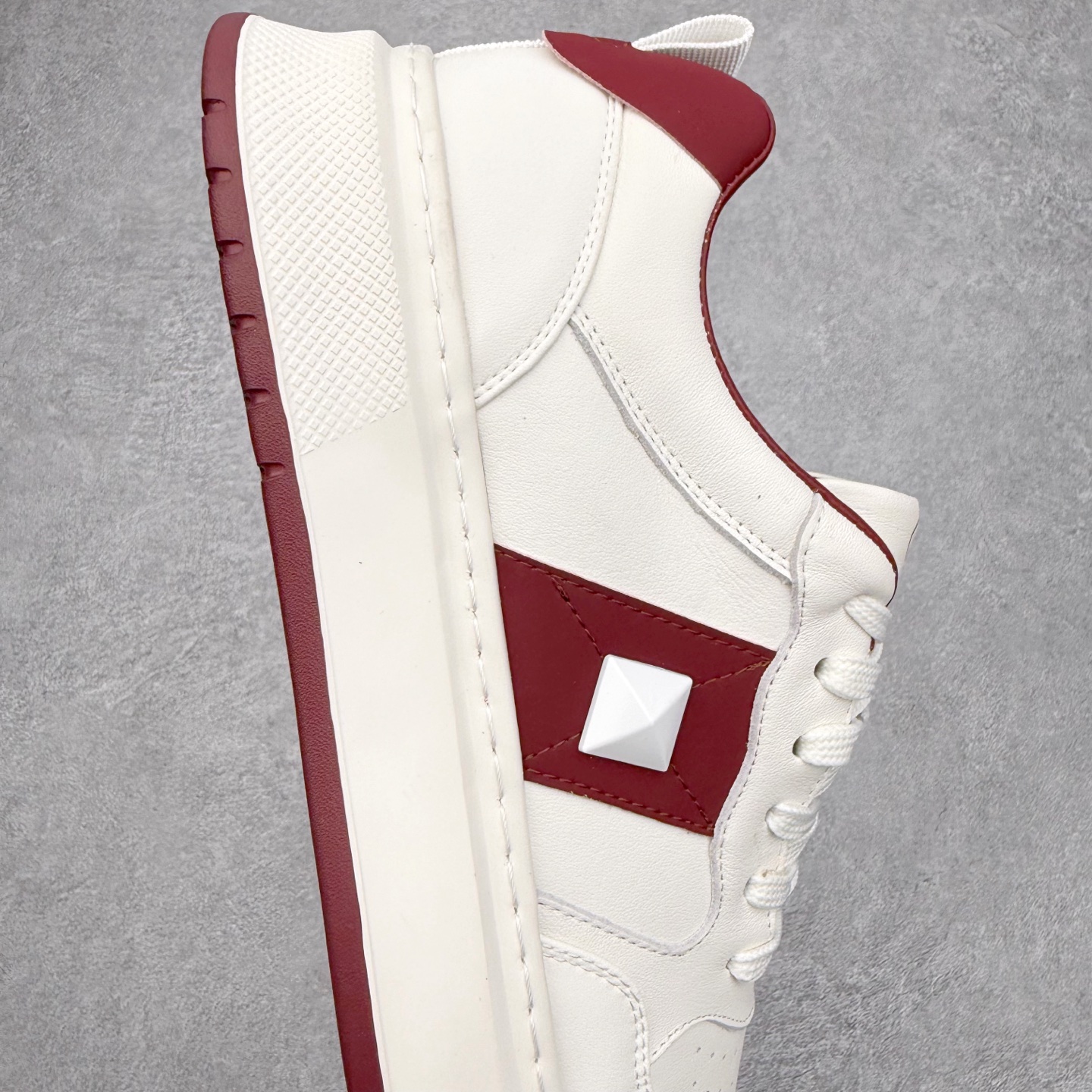 图片[6]-Valentino 华伦天奴 Rockstud untitled 厚底休闲铆钉小白鞋 明星同款 软羊皮低帮运动板鞋 经典百搭款绗缝格纹打造瞩目朋克风格 考究皮质构塑和简洁轮廓 流畅的线条奠定酷感基调 装饰质感橡胶效果 侧面铆钉装饰 穿出了不一样的随性和时髦 阿那亚大秀可谓是刷爆了时尚圈 鞋面全油边 面料：定制牛皮+独家开模橡胶发泡大底 轻便防滑耐磨 脚感舒适 款式耐看做工精细 全套包装 尺码：39 40 41 42 43 44（皮鞋码）-选品中心