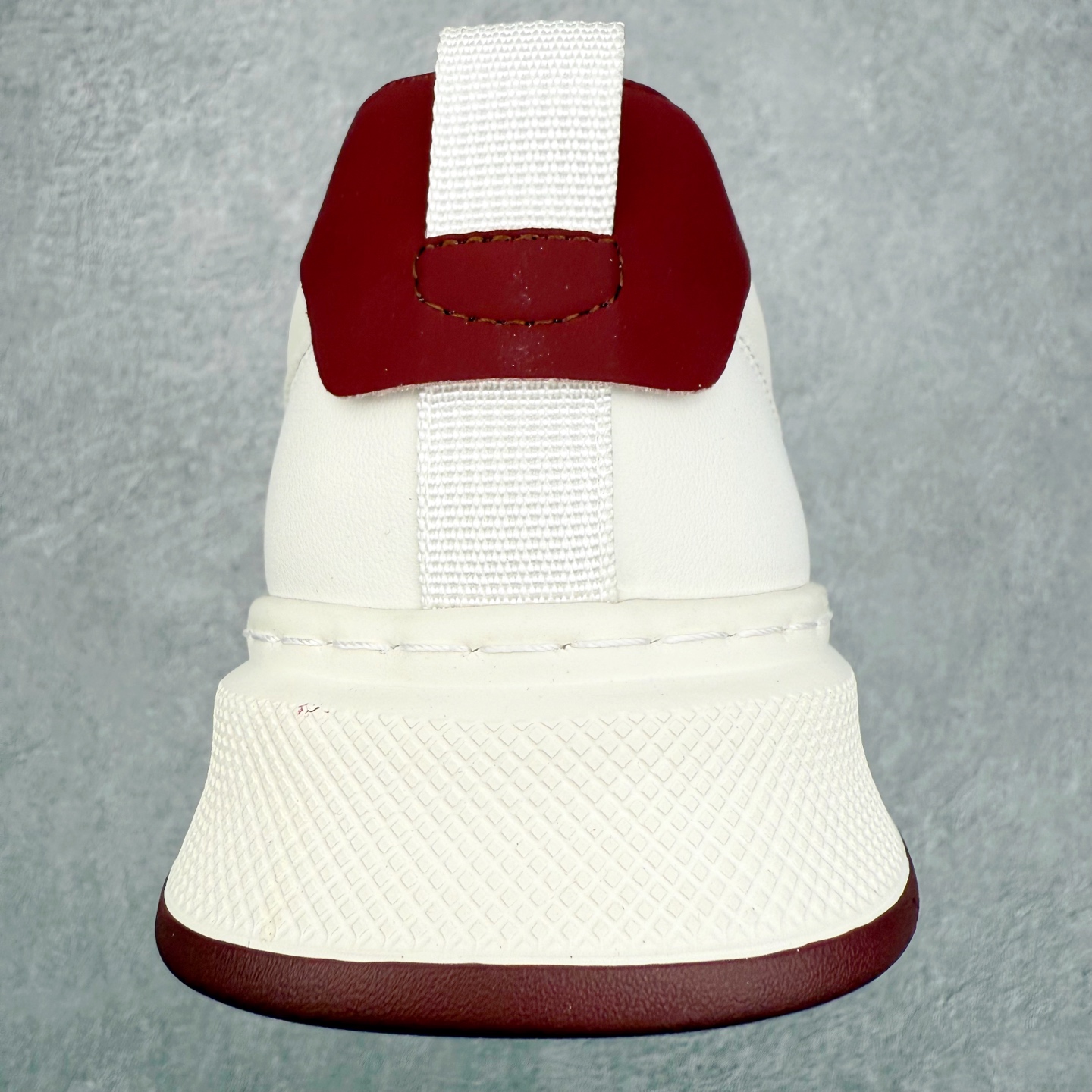 图片[8]-Valentino 华伦天奴 Rockstud untitled 厚底休闲铆钉小白鞋 明星同款 软羊皮低帮运动板鞋 经典百搭款绗缝格纹打造瞩目朋克风格 考究皮质构塑和简洁轮廓 流畅的线条奠定酷感基调 装饰质感橡胶效果 侧面铆钉装饰 穿出了不一样的随性和时髦 阿那亚大秀可谓是刷爆了时尚圈 鞋面全油边 面料：定制牛皮+独家开模橡胶发泡大底 轻便防滑耐磨 脚感舒适 款式耐看做工精细 全套包装 尺码：39 40 41 42 43 44（皮鞋码）-选品中心