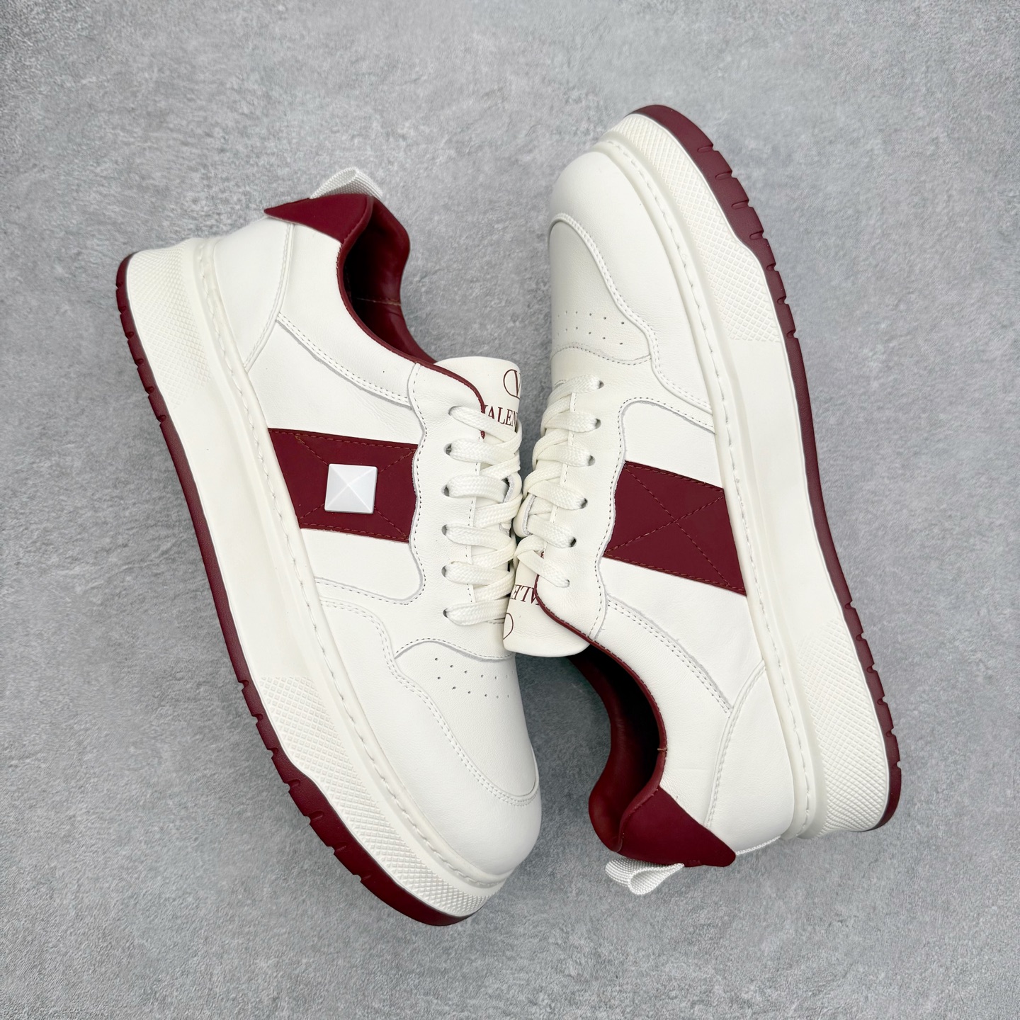 图片[3]-Valentino 华伦天奴 Rockstud untitled 厚底休闲铆钉小白鞋 明星同款 软羊皮低帮运动板鞋 经典百搭款绗缝格纹打造瞩目朋克风格 考究皮质构塑和简洁轮廓 流畅的线条奠定酷感基调 装饰质感橡胶效果 侧面铆钉装饰 穿出了不一样的随性和时髦 阿那亚大秀可谓是刷爆了时尚圈 鞋面全油边 面料：定制牛皮+独家开模橡胶发泡大底 轻便防滑耐磨 脚感舒适 款式耐看做工精细 全套包装 尺码：39 40 41 42 43 44（皮鞋码）-选品中心