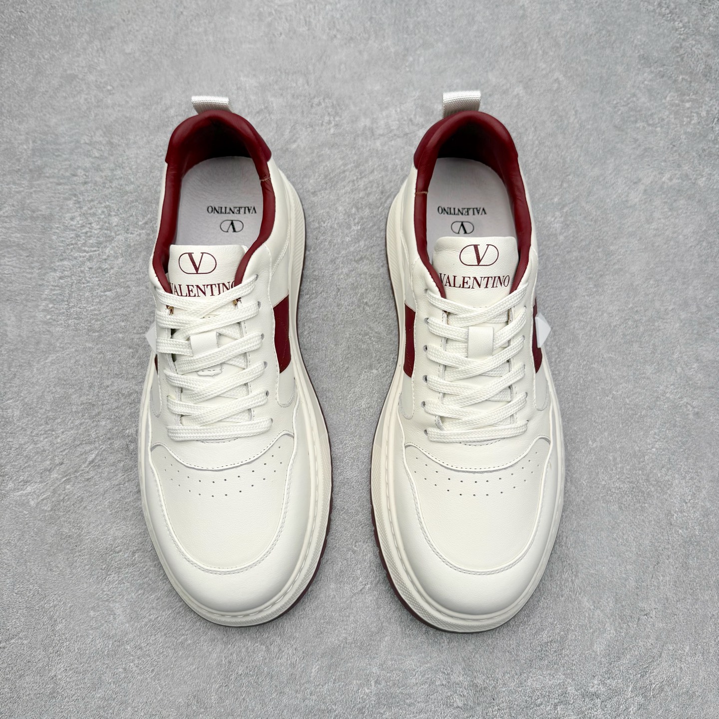 图片[2]-Valentino 华伦天奴 Rockstud untitled 厚底休闲铆钉小白鞋 明星同款 软羊皮低帮运动板鞋 经典百搭款绗缝格纹打造瞩目朋克风格 考究皮质构塑和简洁轮廓 流畅的线条奠定酷感基调 装饰质感橡胶效果 侧面铆钉装饰 穿出了不一样的随性和时髦 阿那亚大秀可谓是刷爆了时尚圈 鞋面全油边 面料：定制牛皮+独家开模橡胶发泡大底 轻便防滑耐磨 脚感舒适 款式耐看做工精细 全套包装 尺码：39 40 41 42 43 44（皮鞋码）-选品中心