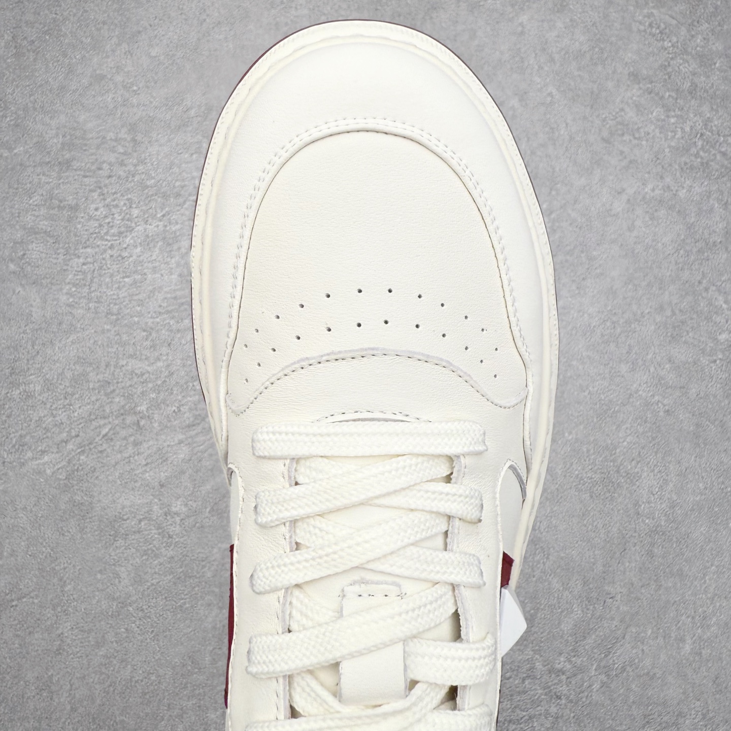 图片[4]-Valentino 华伦天奴 Rockstud untitled 厚底休闲铆钉小白鞋 明星同款 软羊皮低帮运动板鞋 经典百搭款绗缝格纹打造瞩目朋克风格 考究皮质构塑和简洁轮廓 流畅的线条奠定酷感基调 装饰质感橡胶效果 侧面铆钉装饰 穿出了不一样的随性和时髦 阿那亚大秀可谓是刷爆了时尚圈 鞋面全油边 面料：定制牛皮+独家开模橡胶发泡大底 轻便防滑耐磨 脚感舒适 款式耐看做工精细 全套包装 尺码：39 40 41 42 43 44（皮鞋码）-选品中心