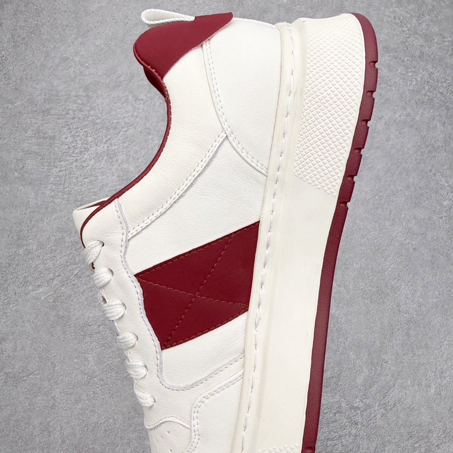 图片[7]-Valentino 华伦天奴 Rockstud untitled 厚底休闲铆钉小白鞋 明星同款 软羊皮低帮运动板鞋 经典百搭款绗缝格纹打造瞩目朋克风格 考究皮质构塑和简洁轮廓 流畅的线条奠定酷感基调 装饰质感橡胶效果 侧面铆钉装饰 穿出了不一样的随性和时髦 阿那亚大秀可谓是刷爆了时尚圈 鞋面全油边 面料：定制牛皮+独家开模橡胶发泡大底 轻便防滑耐磨 脚感舒适 款式耐看做工精细 全套包装 尺码：39 40 41 42 43 44（皮鞋码）-选品中心