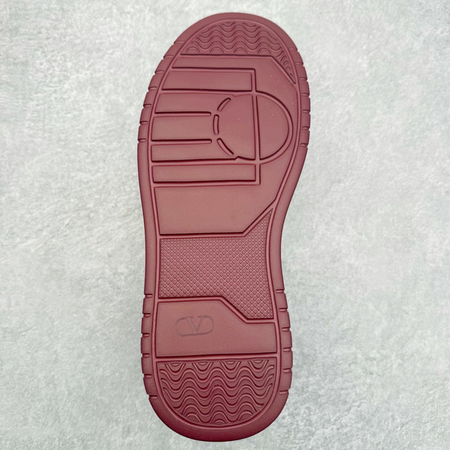 图片[9]-Valentino 华伦天奴 Rockstud untitled 厚底休闲铆钉小白鞋 明星同款 软羊皮低帮运动板鞋 经典百搭款绗缝格纹打造瞩目朋克风格 考究皮质构塑和简洁轮廓 流畅的线条奠定酷感基调 装饰质感橡胶效果 侧面铆钉装饰 穿出了不一样的随性和时髦 阿那亚大秀可谓是刷爆了时尚圈 鞋面全油边 面料：定制牛皮+独家开模橡胶发泡大底 轻便防滑耐磨 脚感舒适 款式耐看做工精细 全套包装 尺码：39 40 41 42 43 44（皮鞋码）-选品中心