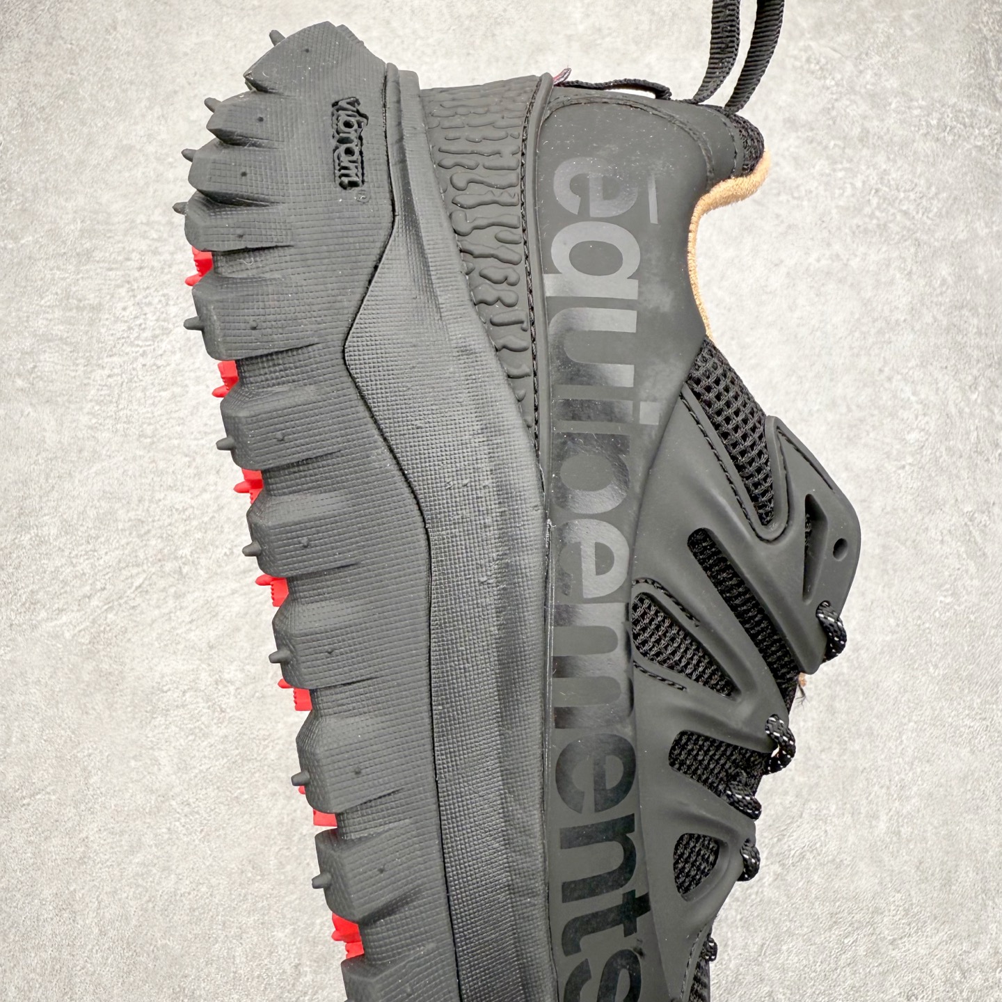 图片[6]-Moncler Trailgrip Gore-Tex 蒙口越野旅行系列低帮厚底轻量户外登山运动鞋 盟可睐MONCLER TRAILGRIP 鞋履新季系列 前卫设计碰撞实用科技 轻盈面料无惧炎热夏季 Trailgrip运动鞋作为盟可睐Moncler的秋冬新作横空出世 融蕴品牌山地基因 运用科技前沿技术 征服野外复杂地形 醒目的胎纹设计搭配弧形橡胶鞋头 确保经久耐穿 为山野探险与都市畅游提供高效防护 Trailgrip 2023春夏系列将在既有的实用性基础之上 推出全新配色 并采用更轻材质 尺码：35 36 37 38 39 40 41 42 43 44 45 46-选品中心