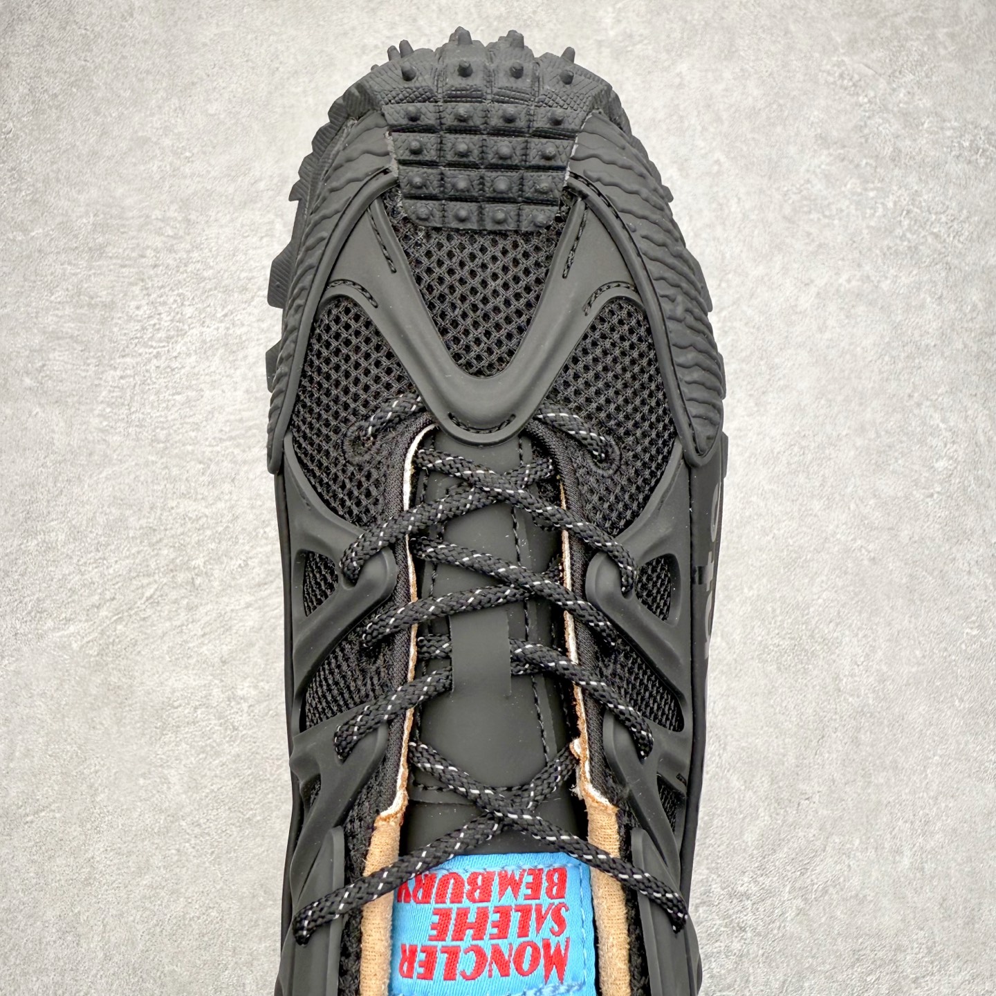 图片[4]-Moncler Trailgrip Gore-Tex 蒙口越野旅行系列低帮厚底轻量户外登山运动鞋 盟可睐MONCLER TRAILGRIP 鞋履新季系列 前卫设计碰撞实用科技 轻盈面料无惧炎热夏季 Trailgrip运动鞋作为盟可睐Moncler的秋冬新作横空出世 融蕴品牌山地基因 运用科技前沿技术 征服野外复杂地形 醒目的胎纹设计搭配弧形橡胶鞋头 确保经久耐穿 为山野探险与都市畅游提供高效防护 Trailgrip 2023春夏系列将在既有的实用性基础之上 推出全新配色 并采用更轻材质 尺码：35 36 37 38 39 40 41 42 43 44 45 46-选品中心