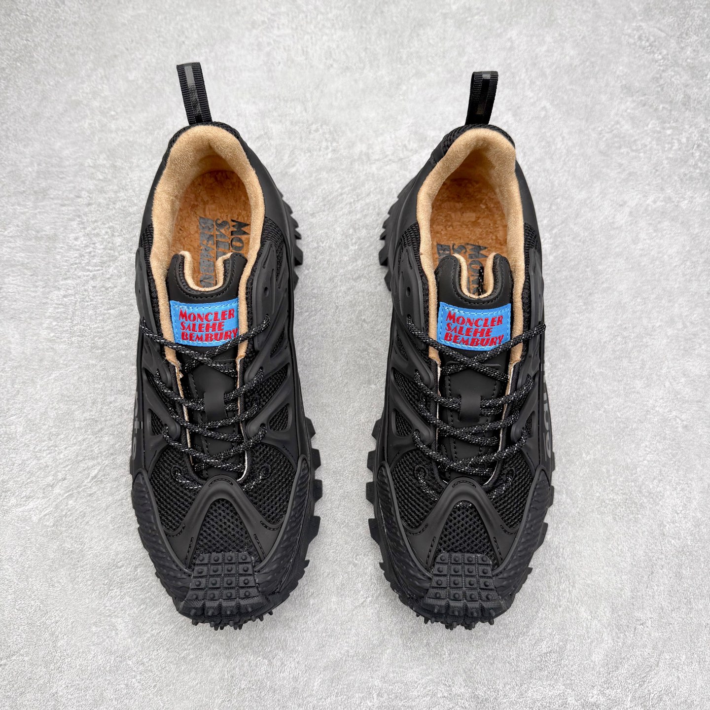 图片[2]-Moncler Trailgrip Gore-Tex 蒙口越野旅行系列低帮厚底轻量户外登山运动鞋 盟可睐MONCLER TRAILGRIP 鞋履新季系列 前卫设计碰撞实用科技 轻盈面料无惧炎热夏季 Trailgrip运动鞋作为盟可睐Moncler的秋冬新作横空出世 融蕴品牌山地基因 运用科技前沿技术 征服野外复杂地形 醒目的胎纹设计搭配弧形橡胶鞋头 确保经久耐穿 为山野探险与都市畅游提供高效防护 Trailgrip 2023春夏系列将在既有的实用性基础之上 推出全新配色 并采用更轻材质 尺码：35 36 37 38 39 40 41 42 43 44 45 46-选品中心