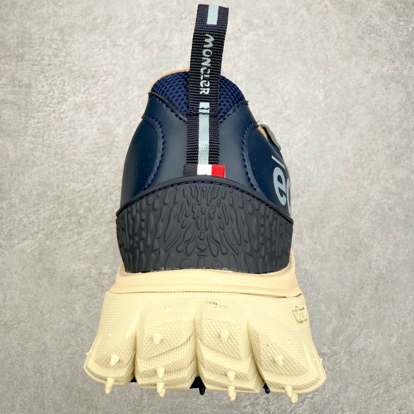 图片[8]-Moncler Trailgrip Gore-Tex 蒙口越野旅行系列低帮厚底轻量户外登山运动鞋 盟可睐MONCLER TRAILGRIP 鞋履新季系列 前卫设计碰撞实用科技 轻盈面料无惧炎热夏季 Trailgrip运动鞋作为盟可睐Moncler的秋冬新作横空出世 融蕴品牌山地基因 运用科技前沿技术 征服野外复杂地形 醒目的胎纹设计搭配弧形橡胶鞋头 确保经久耐穿 为山野探险与都市畅游提供高效防护 Trailgrip 2023春夏系列将在既有的实用性基础之上 推出全新配色 并采用更轻材质 尺码：35 36 37 38 39 40 41 42 43 44 45 46-选品中心