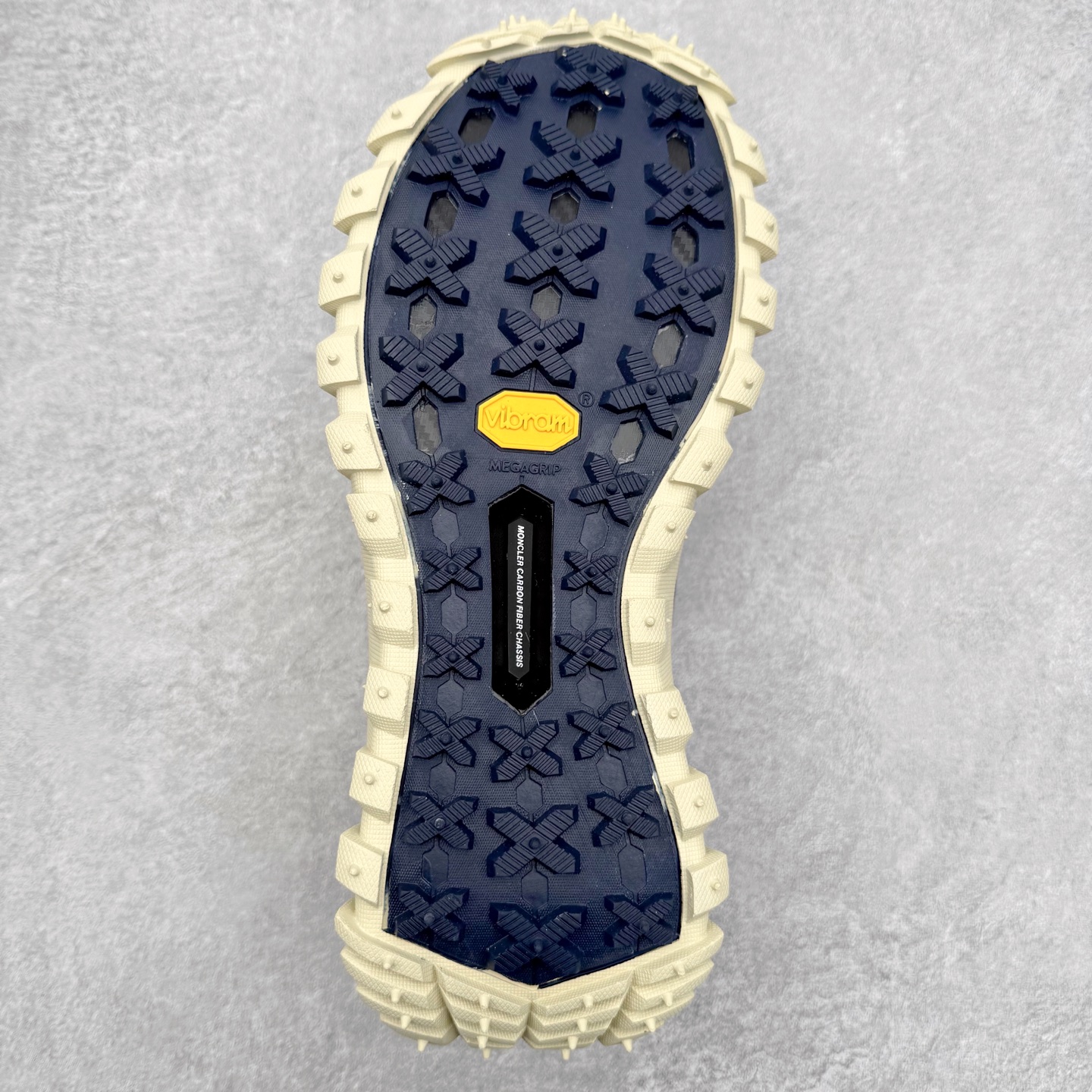 图片[9]-Moncler Trailgrip Gore-Tex 蒙口越野旅行系列低帮厚底轻量户外登山运动鞋 盟可睐MONCLER TRAILGRIP 鞋履新季系列 前卫设计碰撞实用科技 轻盈面料无惧炎热夏季 Trailgrip运动鞋作为盟可睐Moncler的秋冬新作横空出世 融蕴品牌山地基因 运用科技前沿技术 征服野外复杂地形 醒目的胎纹设计搭配弧形橡胶鞋头 确保经久耐穿 为山野探险与都市畅游提供高效防护 Trailgrip 2023春夏系列将在既有的实用性基础之上 推出全新配色 并采用更轻材质 尺码：35 36 37 38 39 40 41 42 43 44 45 46-选品中心