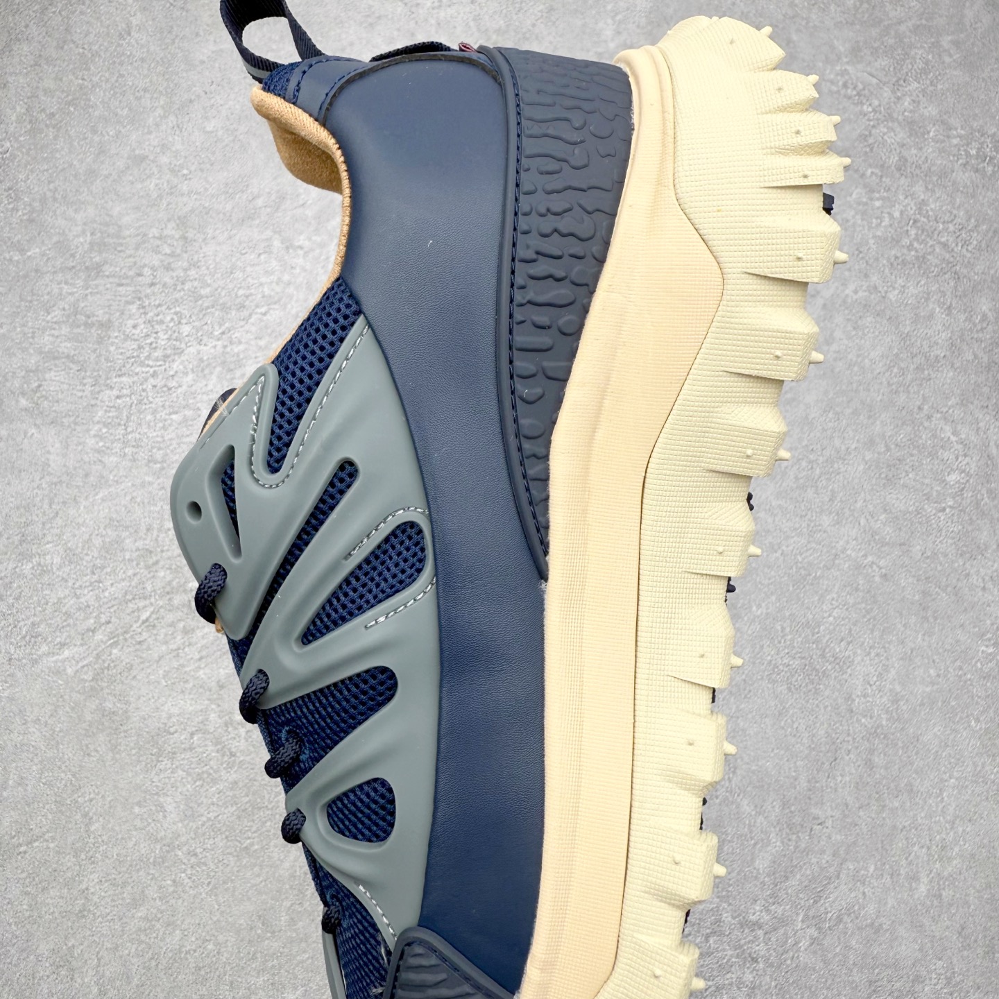 图片[7]-Moncler Trailgrip Gore-Tex 蒙口越野旅行系列低帮厚底轻量户外登山运动鞋 盟可睐MONCLER TRAILGRIP 鞋履新季系列 前卫设计碰撞实用科技 轻盈面料无惧炎热夏季 Trailgrip运动鞋作为盟可睐Moncler的秋冬新作横空出世 融蕴品牌山地基因 运用科技前沿技术 征服野外复杂地形 醒目的胎纹设计搭配弧形橡胶鞋头 确保经久耐穿 为山野探险与都市畅游提供高效防护 Trailgrip 2023春夏系列将在既有的实用性基础之上 推出全新配色 并采用更轻材质 尺码：35 36 37 38 39 40 41 42 43 44 45 46-选品中心