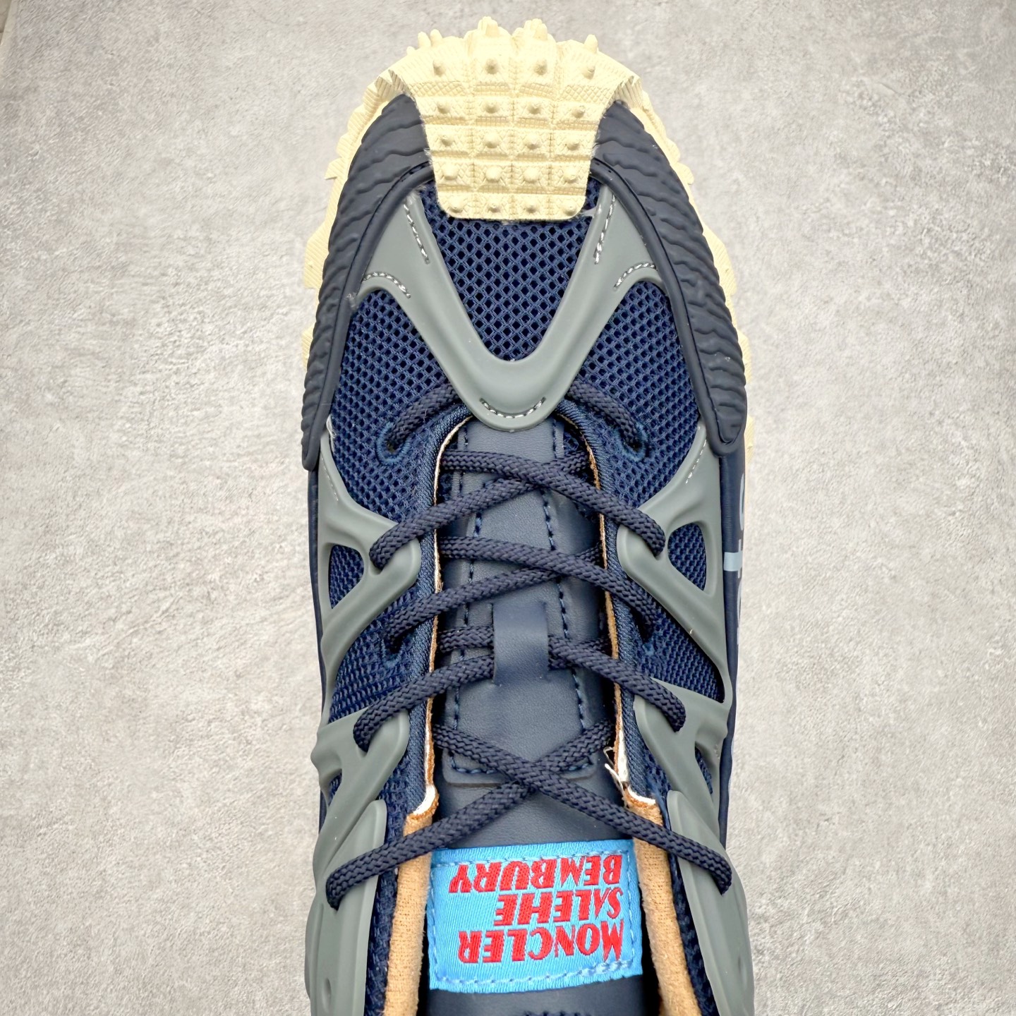 图片[4]-Moncler Trailgrip Gore-Tex 蒙口越野旅行系列低帮厚底轻量户外登山运动鞋 盟可睐MONCLER TRAILGRIP 鞋履新季系列 前卫设计碰撞实用科技 轻盈面料无惧炎热夏季 Trailgrip运动鞋作为盟可睐Moncler的秋冬新作横空出世 融蕴品牌山地基因 运用科技前沿技术 征服野外复杂地形 醒目的胎纹设计搭配弧形橡胶鞋头 确保经久耐穿 为山野探险与都市畅游提供高效防护 Trailgrip 2023春夏系列将在既有的实用性基础之上 推出全新配色 并采用更轻材质 尺码：35 36 37 38 39 40 41 42 43 44 45 46-选品中心