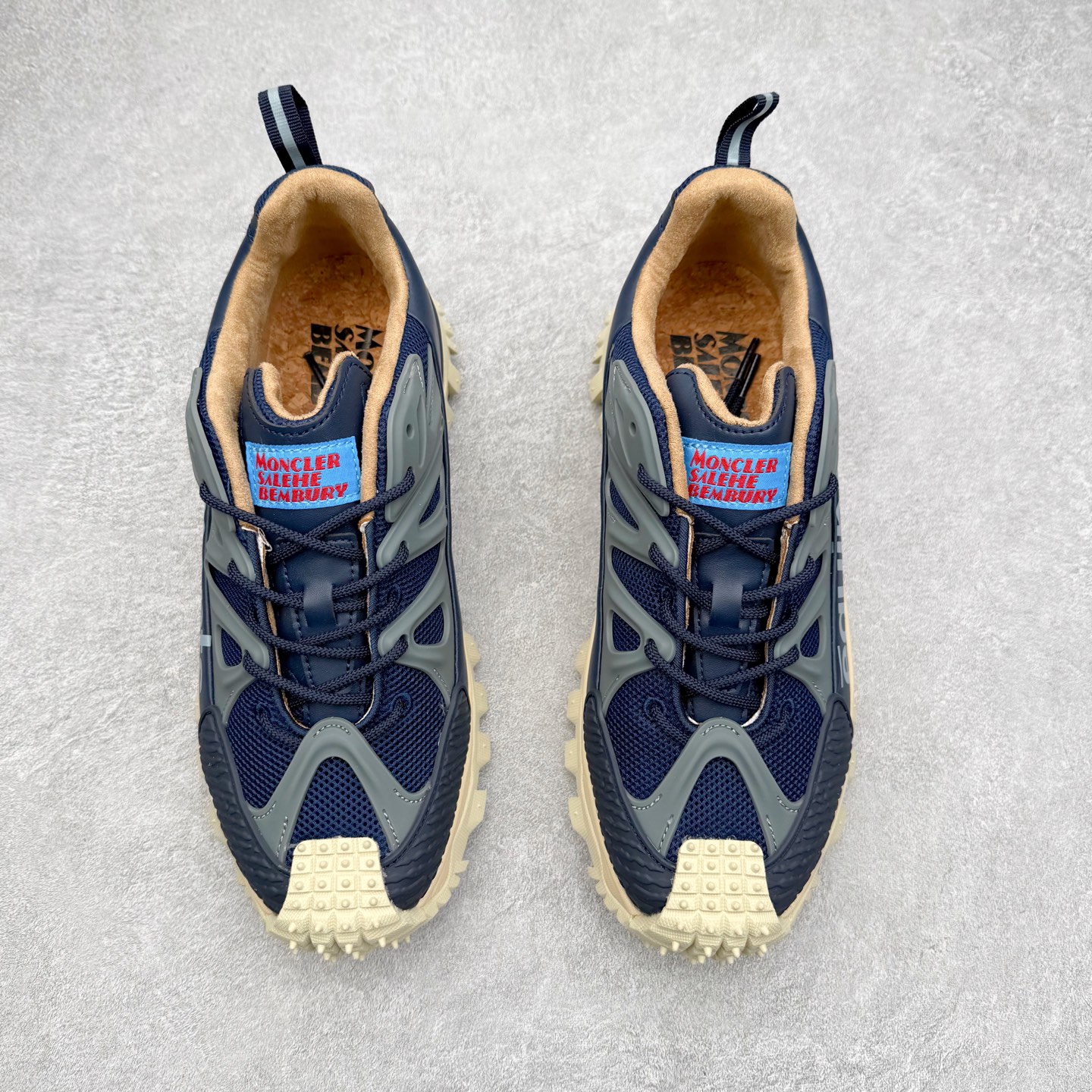 图片[2]-Moncler Trailgrip Gore-Tex 蒙口越野旅行系列低帮厚底轻量户外登山运动鞋 盟可睐MONCLER TRAILGRIP 鞋履新季系列 前卫设计碰撞实用科技 轻盈面料无惧炎热夏季 Trailgrip运动鞋作为盟可睐Moncler的秋冬新作横空出世 融蕴品牌山地基因 运用科技前沿技术 征服野外复杂地形 醒目的胎纹设计搭配弧形橡胶鞋头 确保经久耐穿 为山野探险与都市畅游提供高效防护 Trailgrip 2023春夏系列将在既有的实用性基础之上 推出全新配色 并采用更轻材质 尺码：35 36 37 38 39 40 41 42 43 44 45 46-选品中心