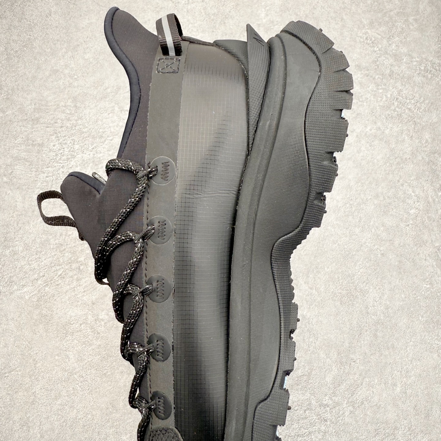 图片[7]-Moncler Grenoble Trailgrip Lite2 圆头系带低帮生活休闲鞋 盟可睐MONCLER TRAILGRIP 鞋履新季系列 前卫设计碰撞实用科技 轻盈面料无惧炎热夏季 Trailgrip运动鞋作为盟可睐Moncler的秋冬新作横空出世 融蕴品牌山地基因 运用科技前沿技术 征服野外复杂地形 醒目的胎纹设计搭配弧形橡胶鞋头 确保经久耐穿 为山野探险与都市畅游提供高效防护 Trailgrip 2023春夏系列将在既有的实用性基础之上 推出全新配色 并采用更轻材质 尺码：35 36 37 38 39 40 41 42 43 44 45 46-选品中心