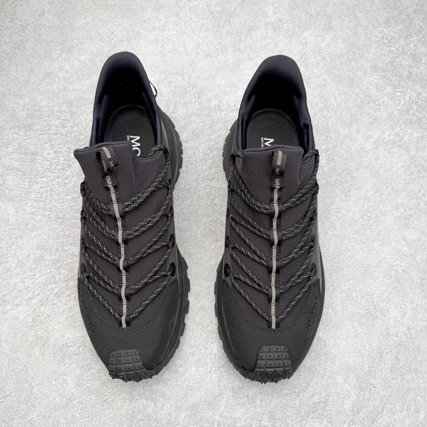 图片[2]-Moncler Grenoble Trailgrip Lite2 圆头系带低帮生活休闲鞋 盟可睐MONCLER TRAILGRIP 鞋履新季系列 前卫设计碰撞实用科技 轻盈面料无惧炎热夏季 Trailgrip运动鞋作为盟可睐Moncler的秋冬新作横空出世 融蕴品牌山地基因 运用科技前沿技术 征服野外复杂地形 醒目的胎纹设计搭配弧形橡胶鞋头 确保经久耐穿 为山野探险与都市畅游提供高效防护 Trailgrip 2023春夏系列将在既有的实用性基础之上 推出全新配色 并采用更轻材质 尺码：35 36 37 38 39 40 41 42 43 44 45 46-选品中心