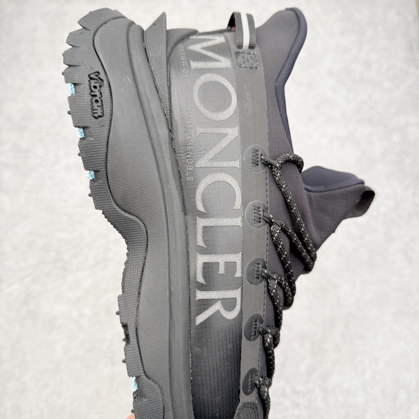 图片[6]-Moncler Grenoble Trailgrip Lite2 圆头系带低帮生活休闲鞋 盟可睐MONCLER TRAILGRIP 鞋履新季系列 前卫设计碰撞实用科技 轻盈面料无惧炎热夏季 Trailgrip运动鞋作为盟可睐Moncler的秋冬新作横空出世 融蕴品牌山地基因 运用科技前沿技术 征服野外复杂地形 醒目的胎纹设计搭配弧形橡胶鞋头 确保经久耐穿 为山野探险与都市畅游提供高效防护 Trailgrip 2023春夏系列将在既有的实用性基础之上 推出全新配色 并采用更轻材质 尺码：35 36 37 38 39 40 41 42 43 44 45 46-选品中心