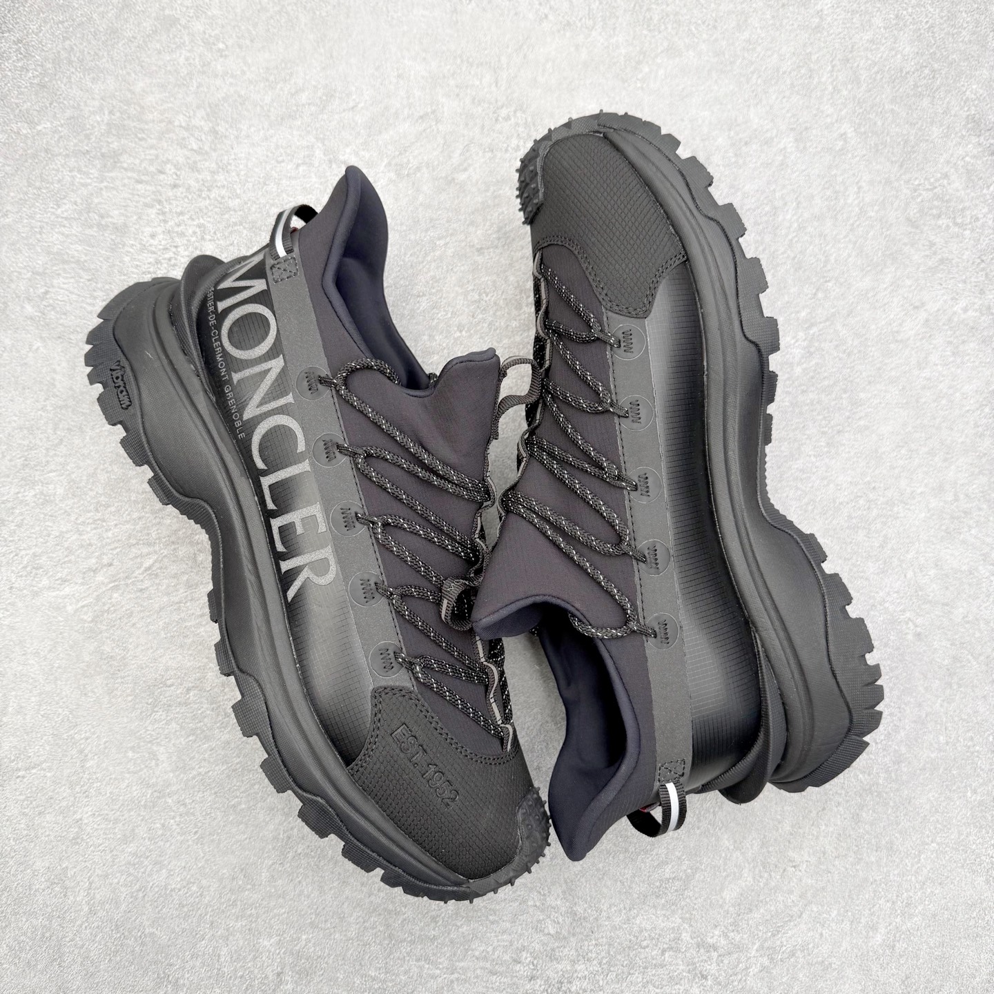 图片[3]-Moncler Grenoble Trailgrip Lite2 圆头系带低帮生活休闲鞋 盟可睐MONCLER TRAILGRIP 鞋履新季系列 前卫设计碰撞实用科技 轻盈面料无惧炎热夏季 Trailgrip运动鞋作为盟可睐Moncler的秋冬新作横空出世 融蕴品牌山地基因 运用科技前沿技术 征服野外复杂地形 醒目的胎纹设计搭配弧形橡胶鞋头 确保经久耐穿 为山野探险与都市畅游提供高效防护 Trailgrip 2023春夏系列将在既有的实用性基础之上 推出全新配色 并采用更轻材质 尺码：35 36 37 38 39 40 41 42 43 44 45 46-选品中心