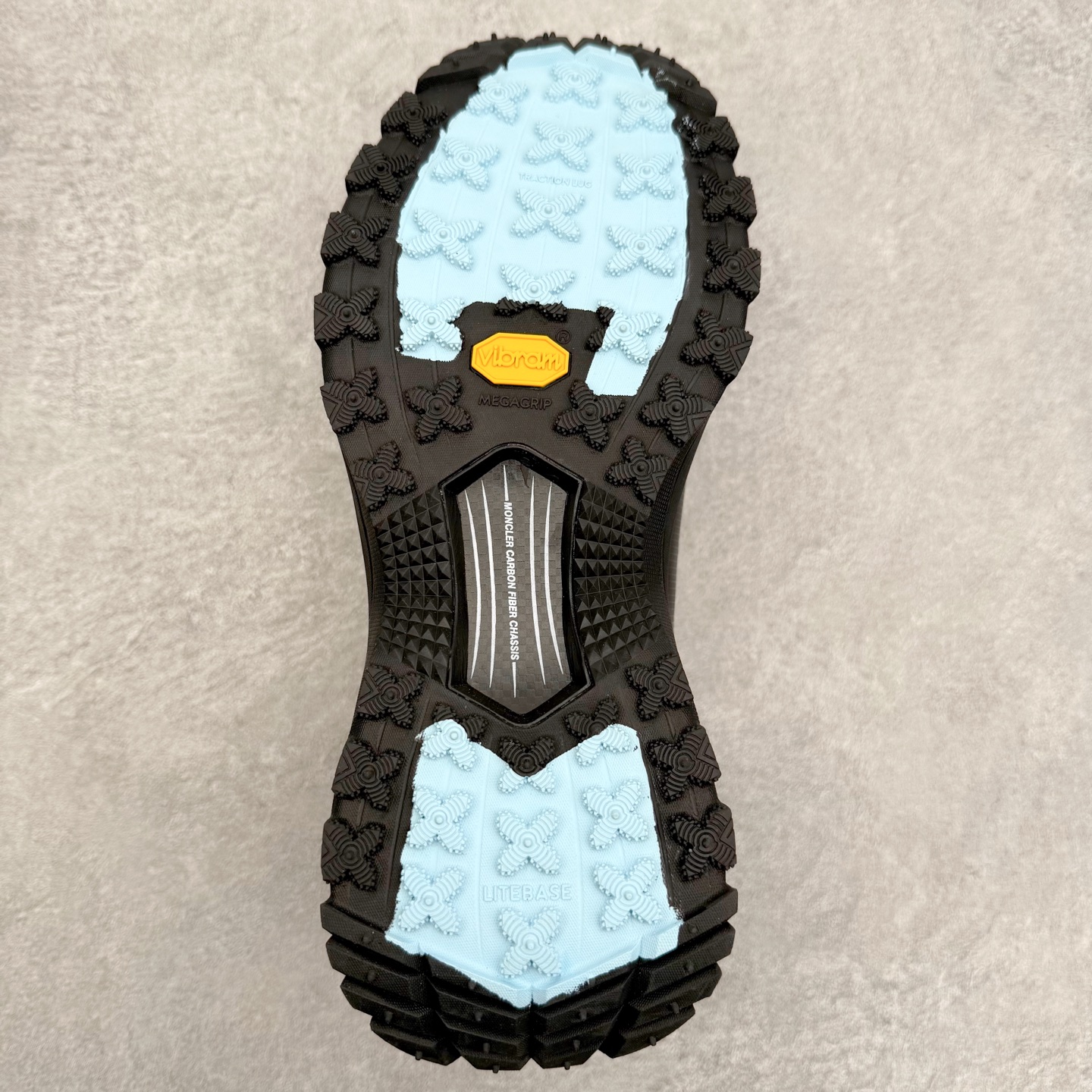 图片[9]-Moncler Grenoble Trailgrip Lite2 圆头系带低帮生活休闲鞋 盟可睐MONCLER TRAILGRIP 鞋履新季系列 前卫设计碰撞实用科技 轻盈面料无惧炎热夏季 Trailgrip运动鞋作为盟可睐Moncler的秋冬新作横空出世 融蕴品牌山地基因 运用科技前沿技术 征服野外复杂地形 醒目的胎纹设计搭配弧形橡胶鞋头 确保经久耐穿 为山野探险与都市畅游提供高效防护 Trailgrip 2023春夏系列将在既有的实用性基础之上 推出全新配色 并采用更轻材质 尺码：35 36 37 38 39 40 41 42 43 44 45 46-选品中心