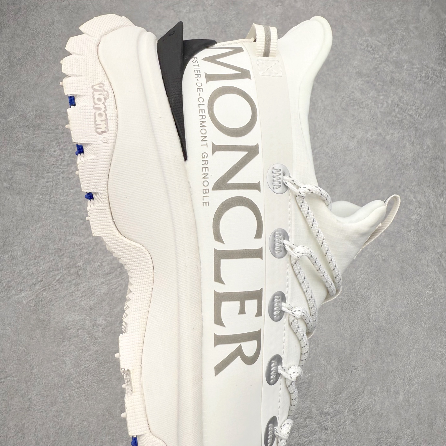 图片[6]-Moncler Grenoble Trailgrip Lite2 圆头系带低帮生活休闲鞋 盟可睐MONCLER TRAILGRIP 鞋履新季系列 前卫设计碰撞实用科技 轻盈面料无惧炎热夏季 Trailgrip运动鞋作为盟可睐Moncler的秋冬新作横空出世 融蕴品牌山地基因 运用科技前沿技术 征服野外复杂地形 醒目的胎纹设计搭配弧形橡胶鞋头 确保经久耐穿 为山野探险与都市畅游提供高效防护 Trailgrip 2023春夏系列将在既有的实用性基础之上 推出全新配色 并采用更轻材质 尺码：35 36 37 38 39 40 41 42 43 44 45 46-选品中心