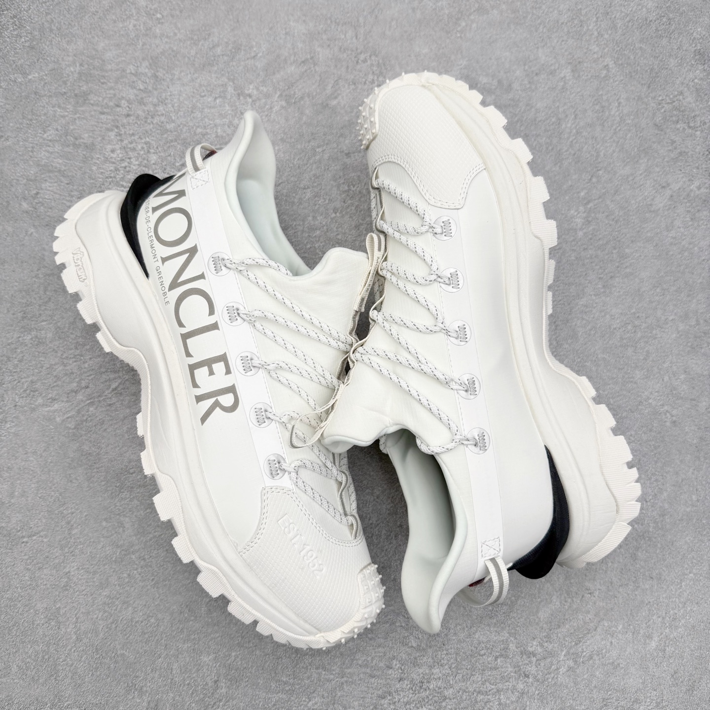 图片[3]-Moncler Grenoble Trailgrip Lite2 圆头系带低帮生活休闲鞋 盟可睐MONCLER TRAILGRIP 鞋履新季系列 前卫设计碰撞实用科技 轻盈面料无惧炎热夏季 Trailgrip运动鞋作为盟可睐Moncler的秋冬新作横空出世 融蕴品牌山地基因 运用科技前沿技术 征服野外复杂地形 醒目的胎纹设计搭配弧形橡胶鞋头 确保经久耐穿 为山野探险与都市畅游提供高效防护 Trailgrip 2023春夏系列将在既有的实用性基础之上 推出全新配色 并采用更轻材质 尺码：35 36 37 38 39 40 41 42 43 44 45 46-选品中心