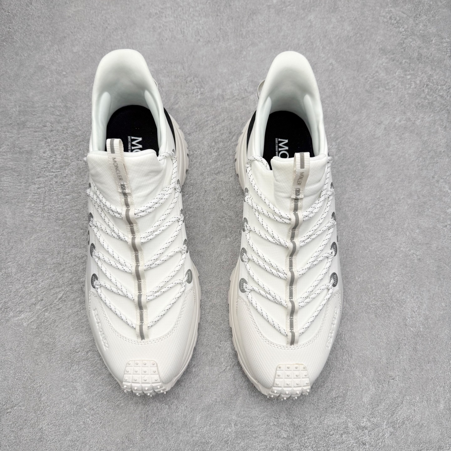 图片[2]-Moncler Grenoble Trailgrip Lite2 圆头系带低帮生活休闲鞋 盟可睐MONCLER TRAILGRIP 鞋履新季系列 前卫设计碰撞实用科技 轻盈面料无惧炎热夏季 Trailgrip运动鞋作为盟可睐Moncler的秋冬新作横空出世 融蕴品牌山地基因 运用科技前沿技术 征服野外复杂地形 醒目的胎纹设计搭配弧形橡胶鞋头 确保经久耐穿 为山野探险与都市畅游提供高效防护 Trailgrip 2023春夏系列将在既有的实用性基础之上 推出全新配色 并采用更轻材质 尺码：35 36 37 38 39 40 41 42 43 44 45 46-选品中心